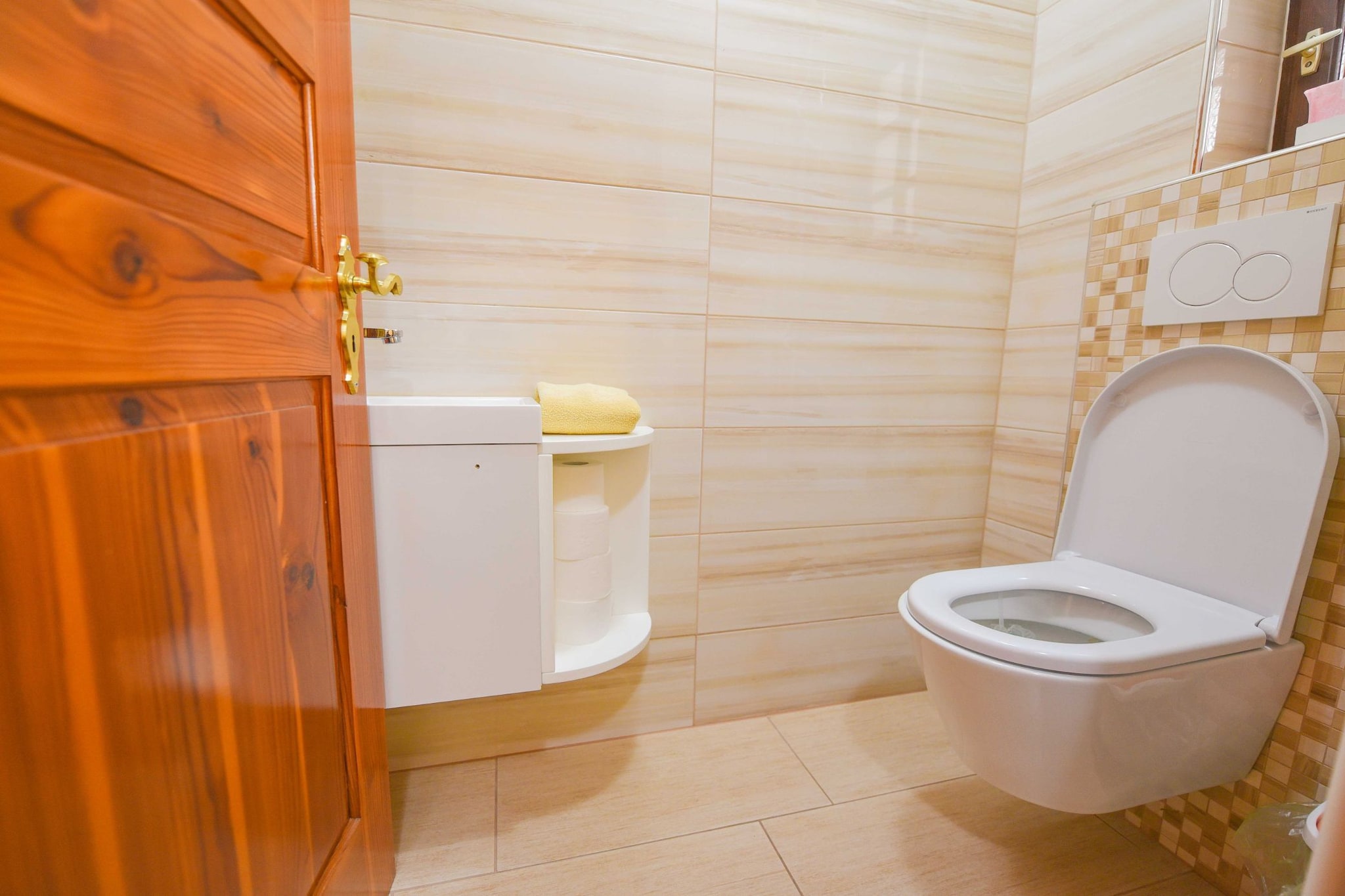 Cozy Luxe Holiday Home with Natural Thermal Bath - Seven Bedroom Holiday Home-Badkamer