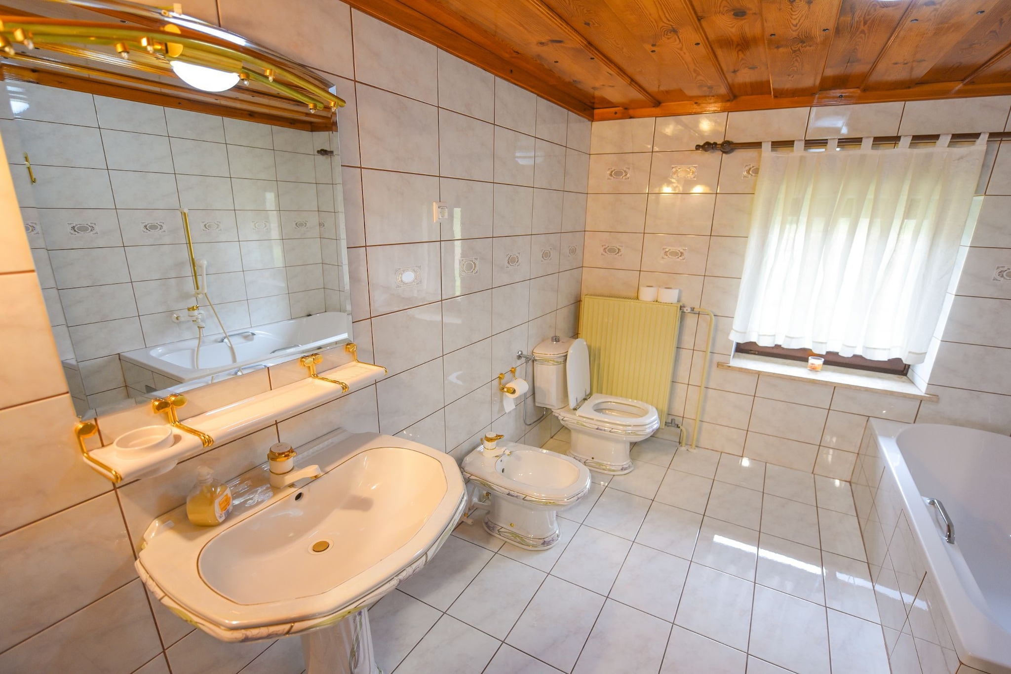 Cozy Luxe Holiday Home with Natural Thermal Bath - Seven Bedroom Holiday Home-Badkamer