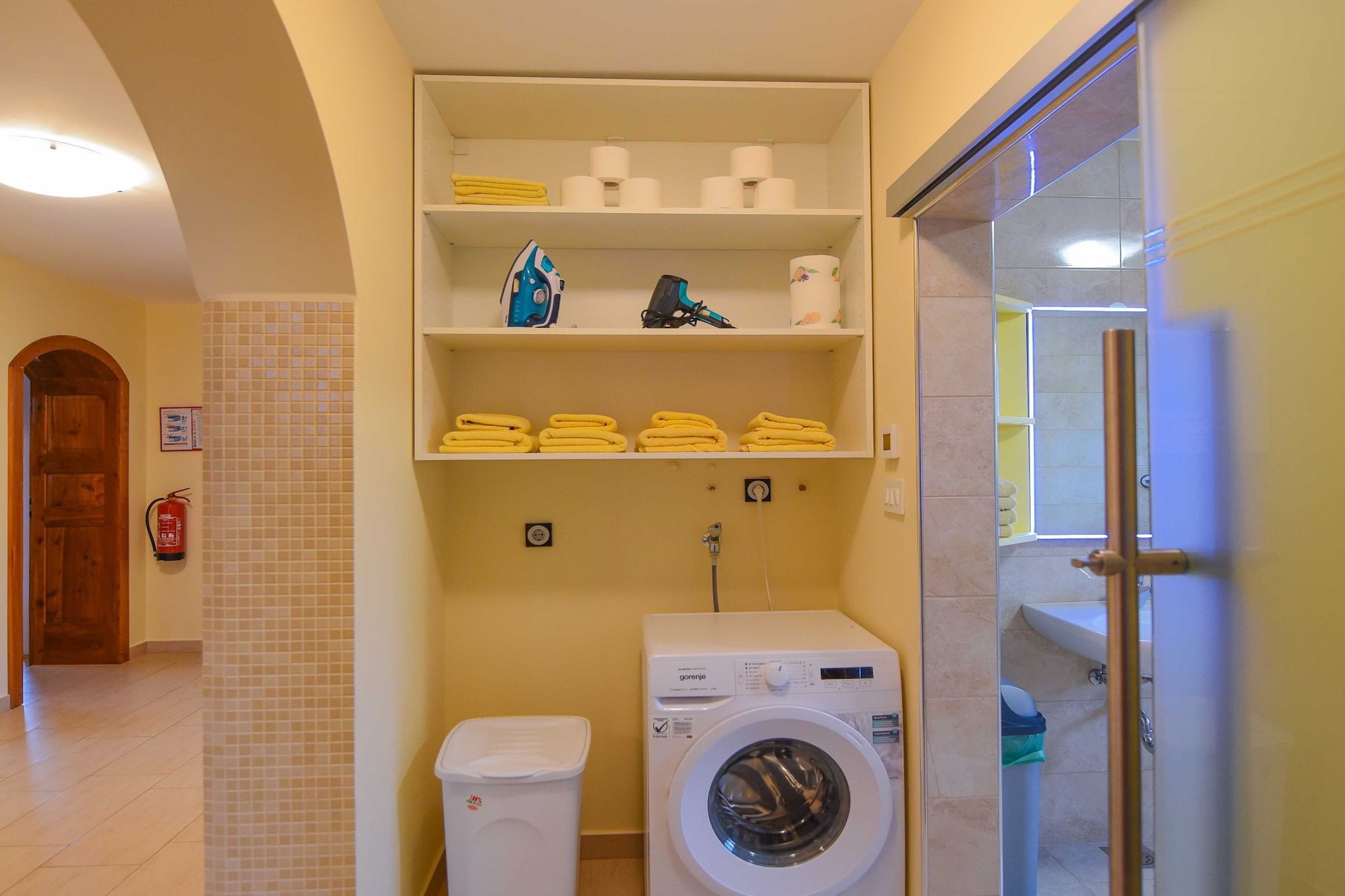Cozy Luxe Holiday Home with Natural Thermal Bath - Seven Bedroom Holiday Home-Badkamer