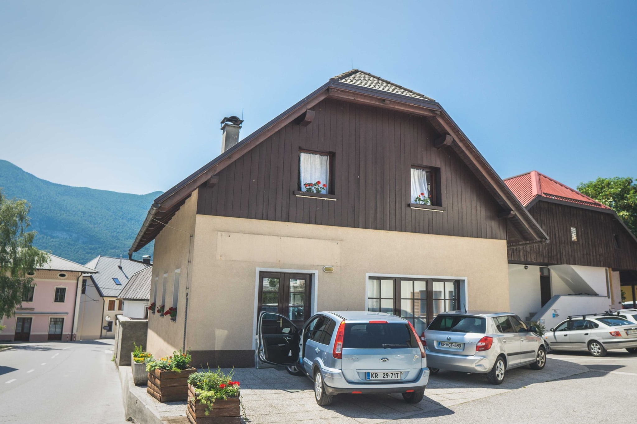 Comfortable Apartment with Mountain View - One Bedroom Apartment