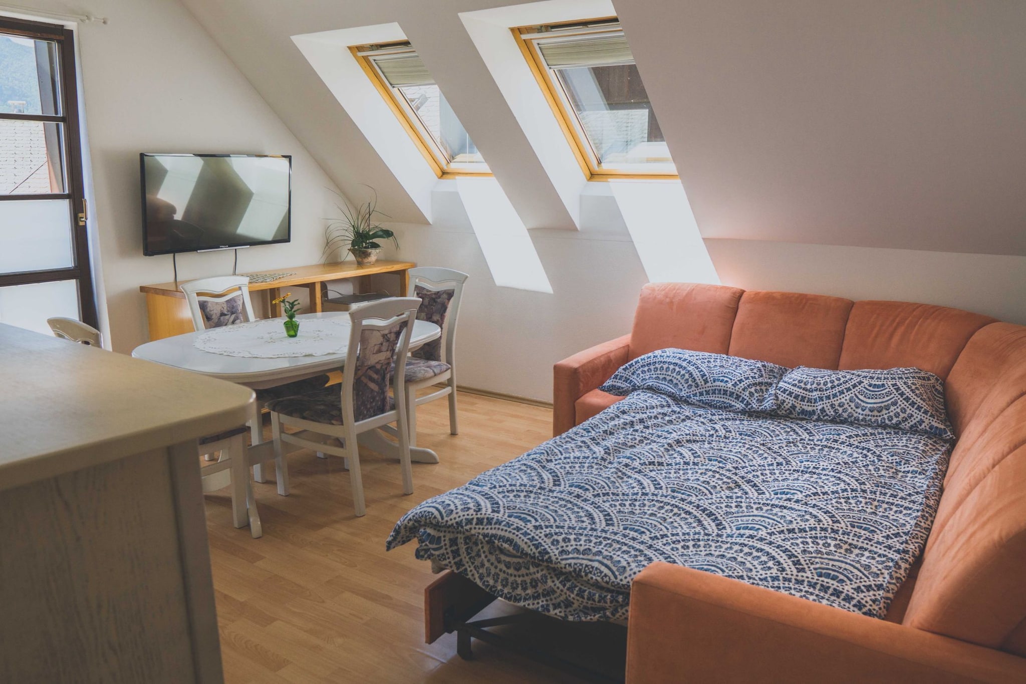 Comfortable Apartment with Mountain View - One Bedroom Apartment-Chambre