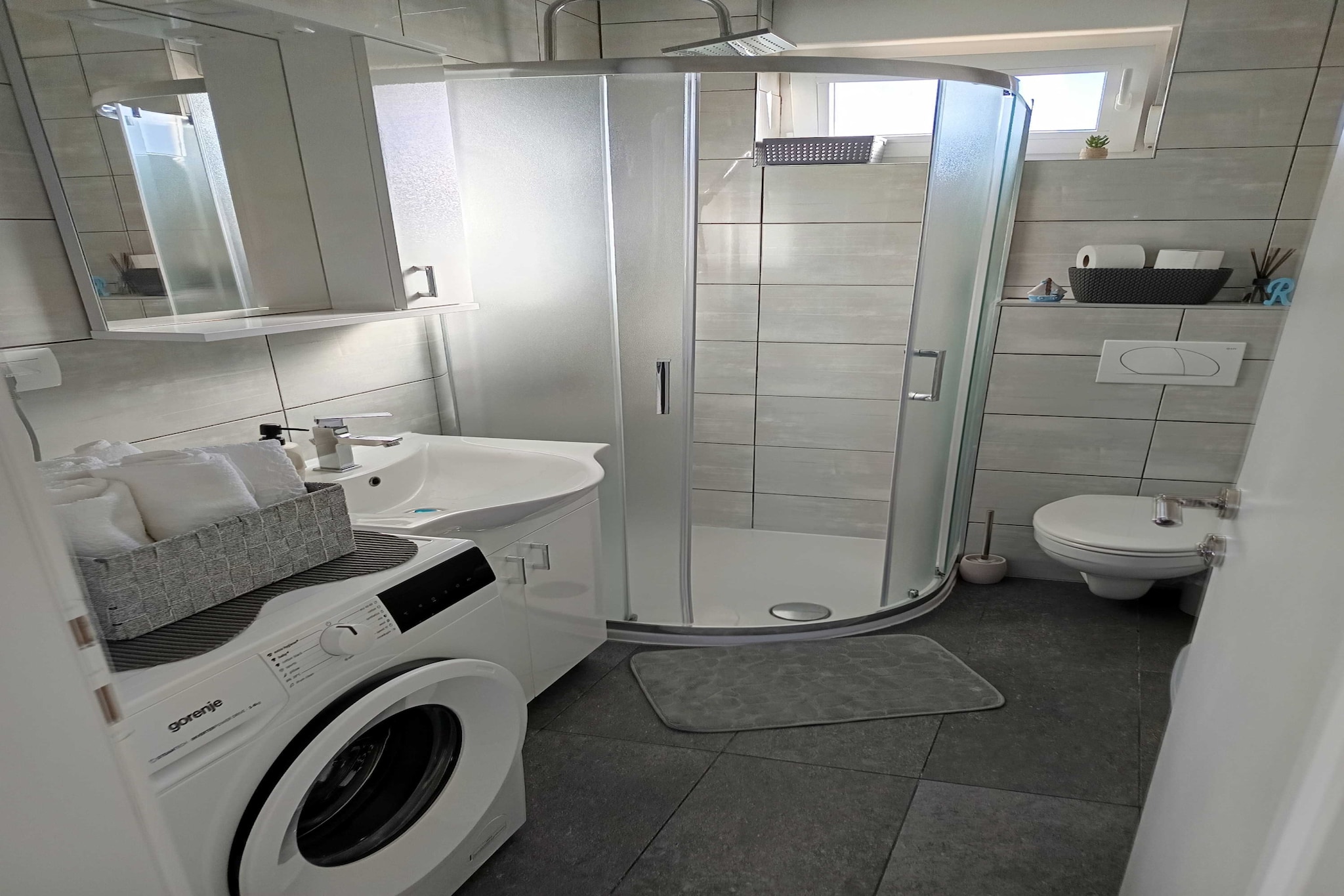 Cozy Apartment Bili - Two Bedroom Apartment-Bathroom