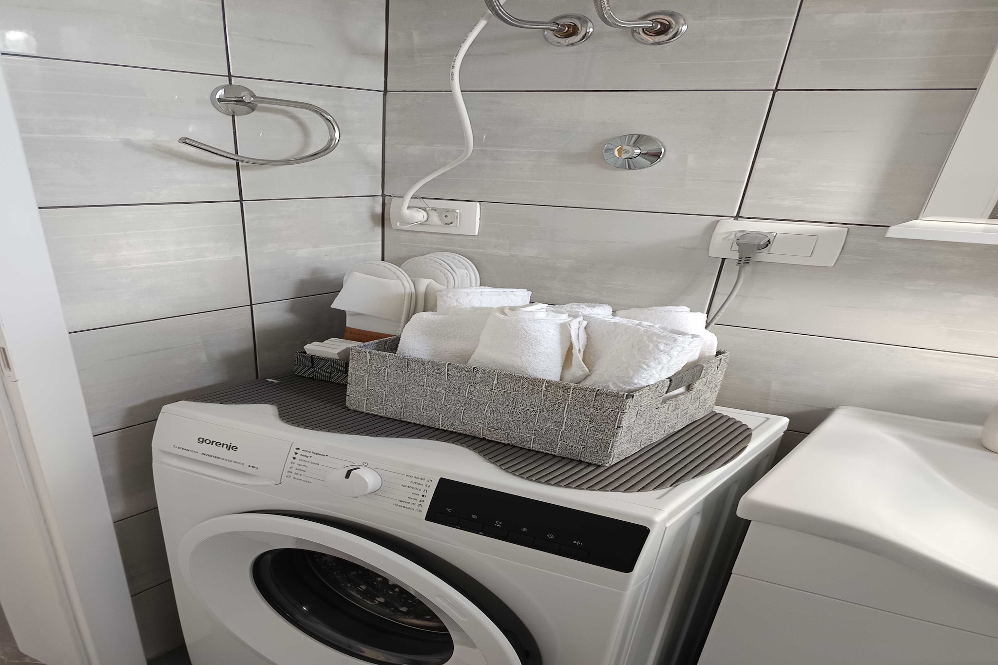 Cozy Apartment Bili - Two Bedroom Apartment-Bathroom