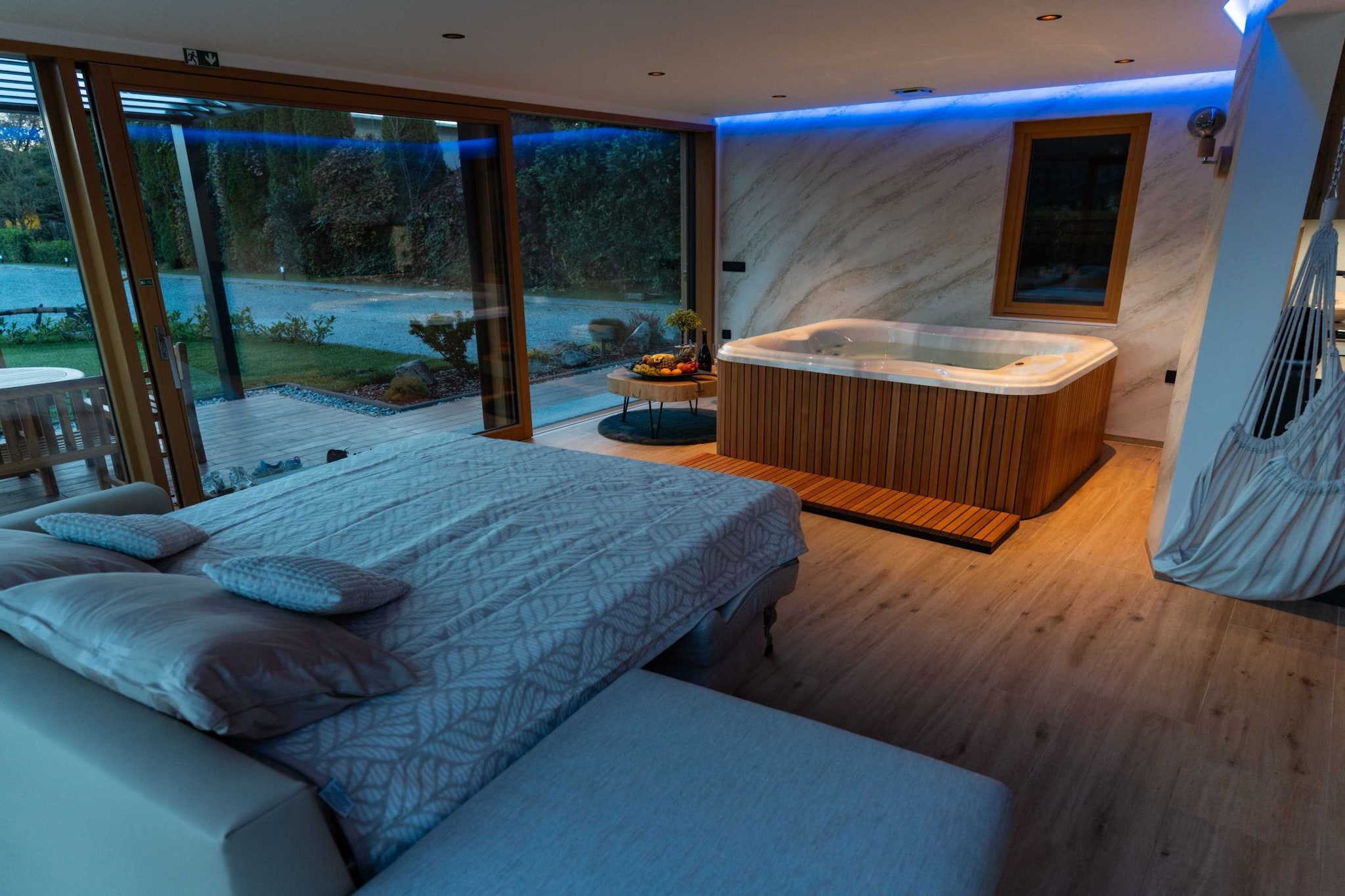 Elegant Warm Bliss Hideaway Escape Lodge - Holiday Home with Hot-Tub and Sauna (owner Excellency)-Bedroom