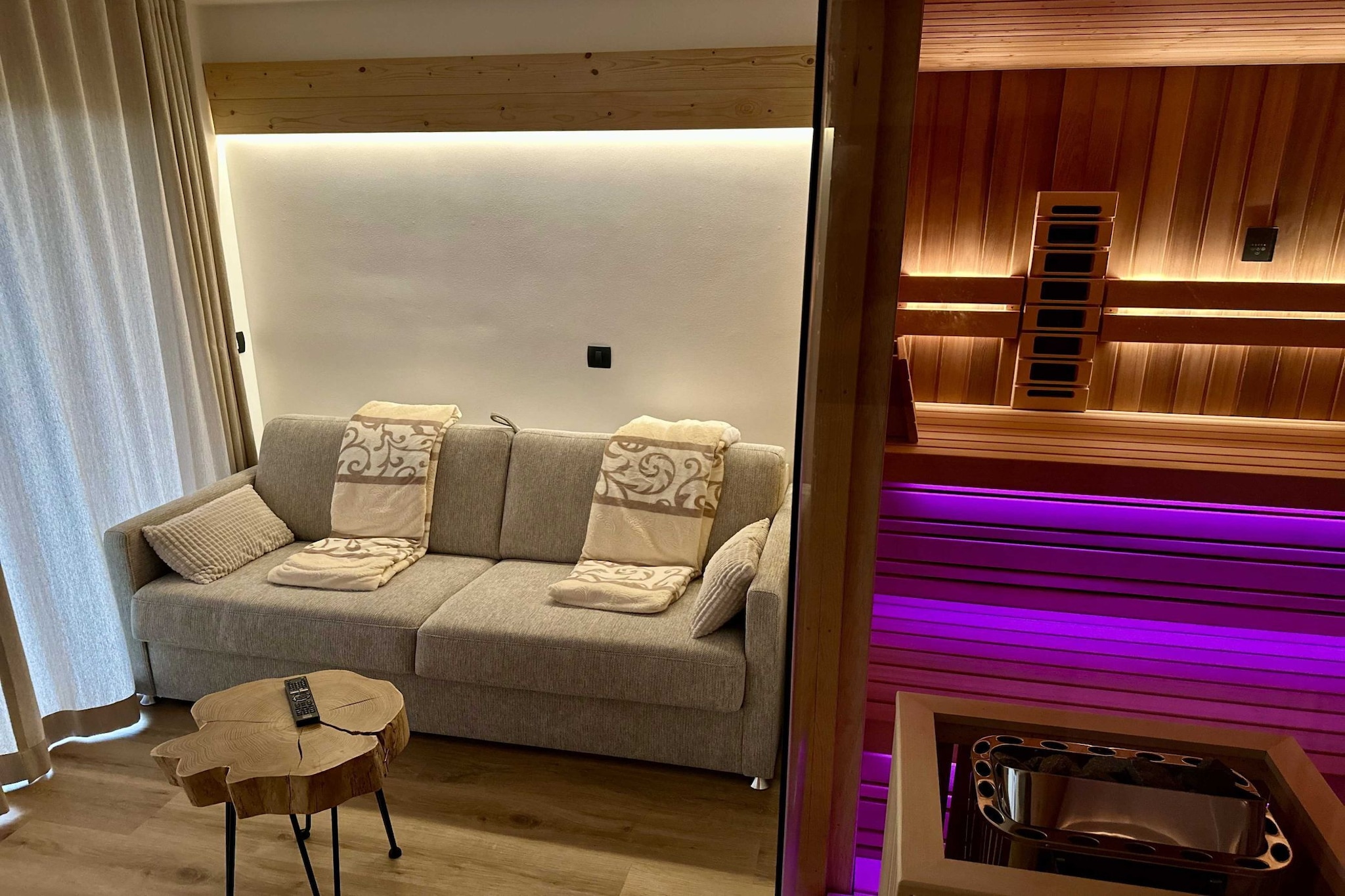 Elegant Warm Bliss Hideaway Escape Lodge - Glamping (owner Desiree)-Living room