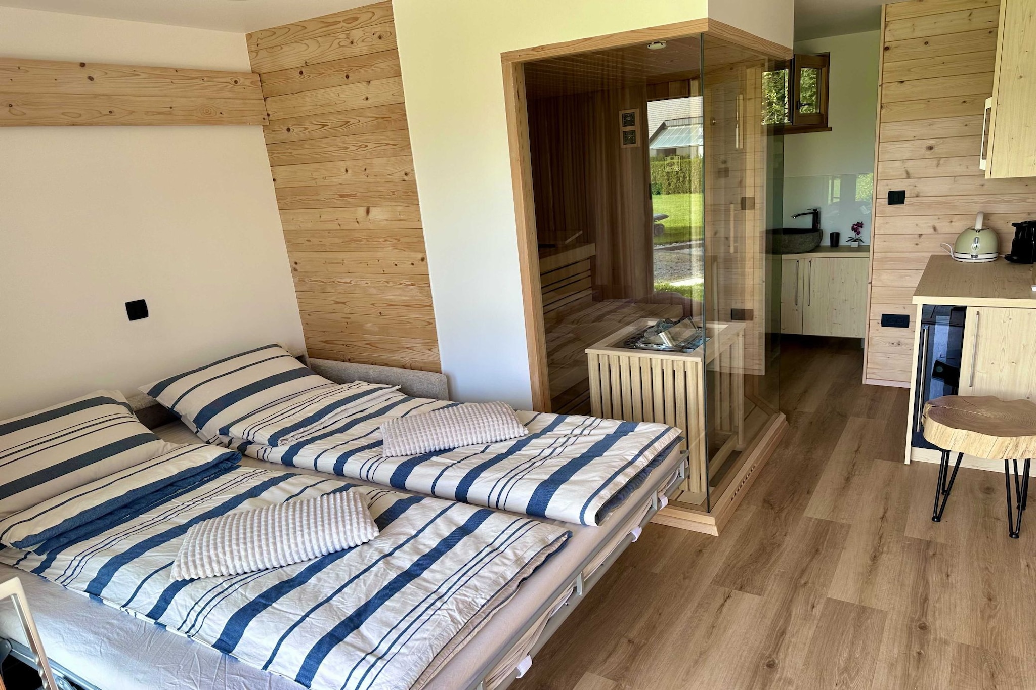 Elegant Warm Bliss Hideaway Escape Lodge - Glamping (owner Desiree)-Bedroom