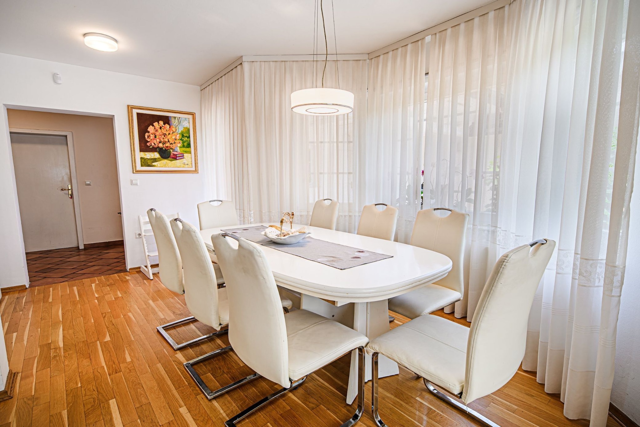 Stunning Rural Holiday Home with Garden and BBQ -  Four Bedroom Holiday Home-Eetkamer