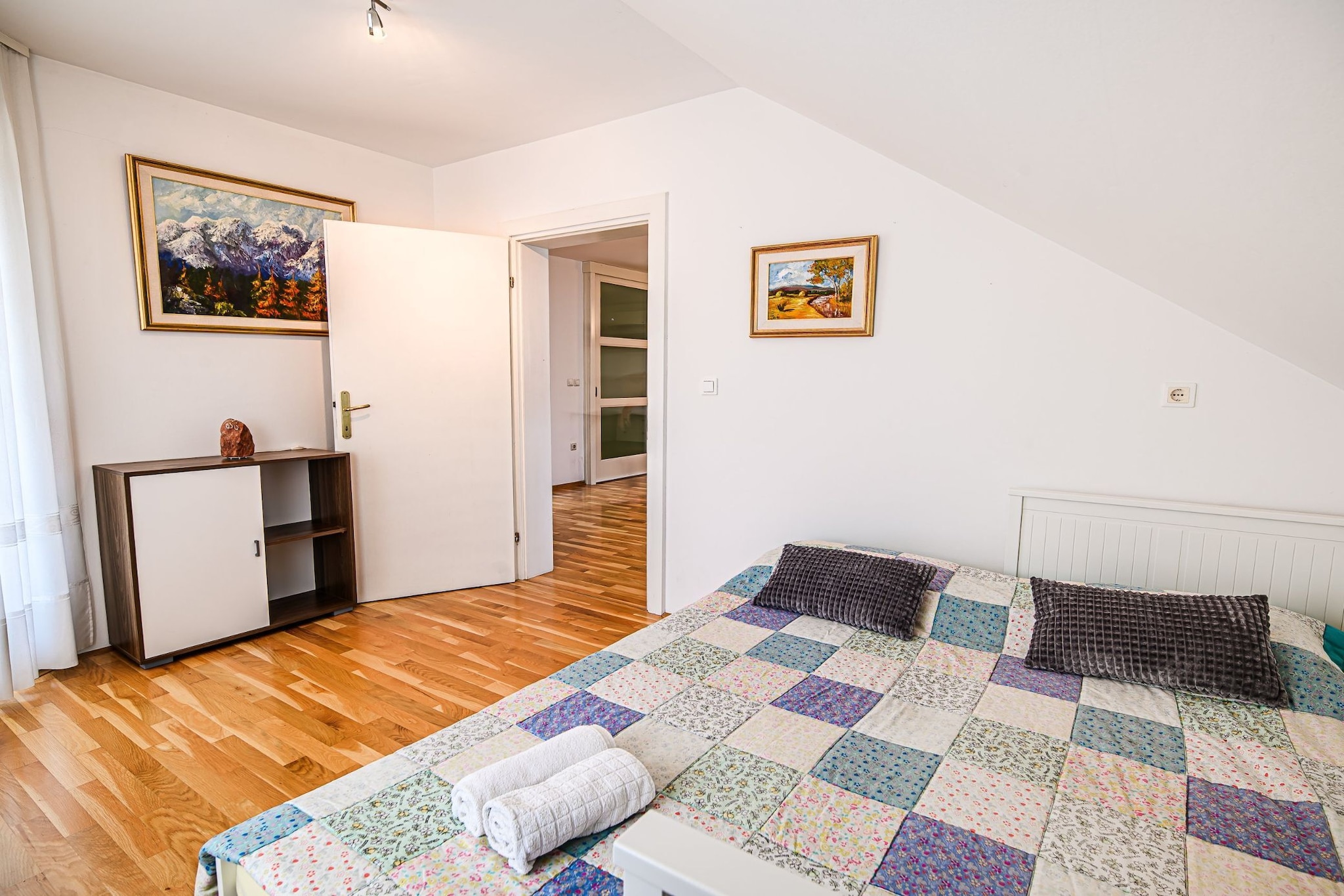 Stunning Rural Holiday Home with Garden and BBQ -  Four Bedroom Holiday Home-Slaapkamer