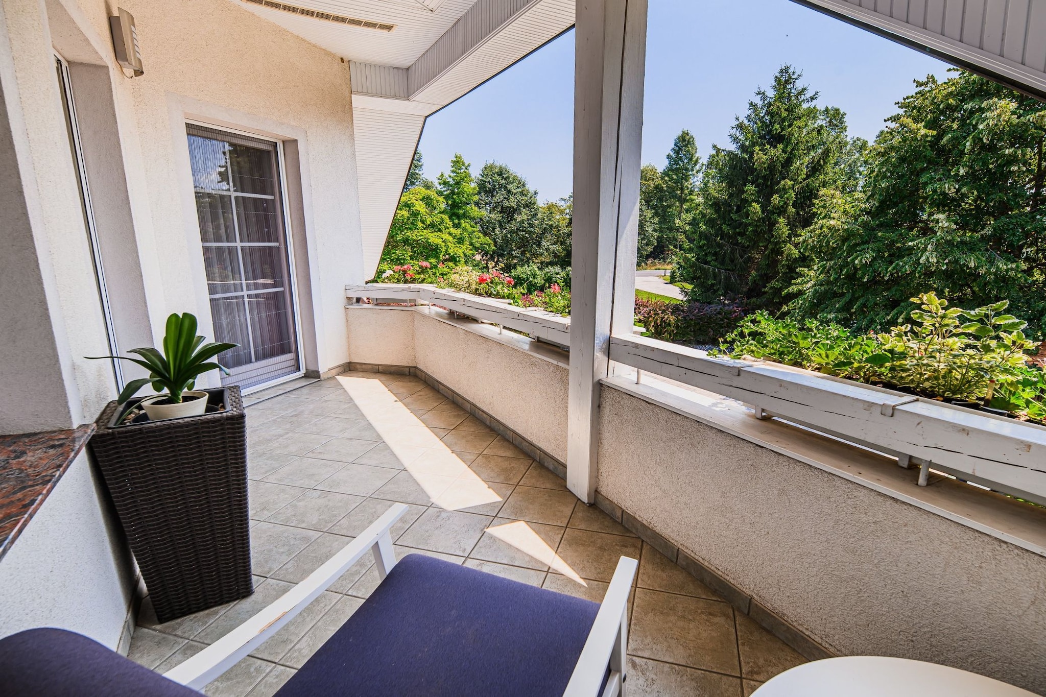 Stunning Rural Holiday Home with Garden and BBQ -  Four Bedroom Holiday Home-Terrasbalkon