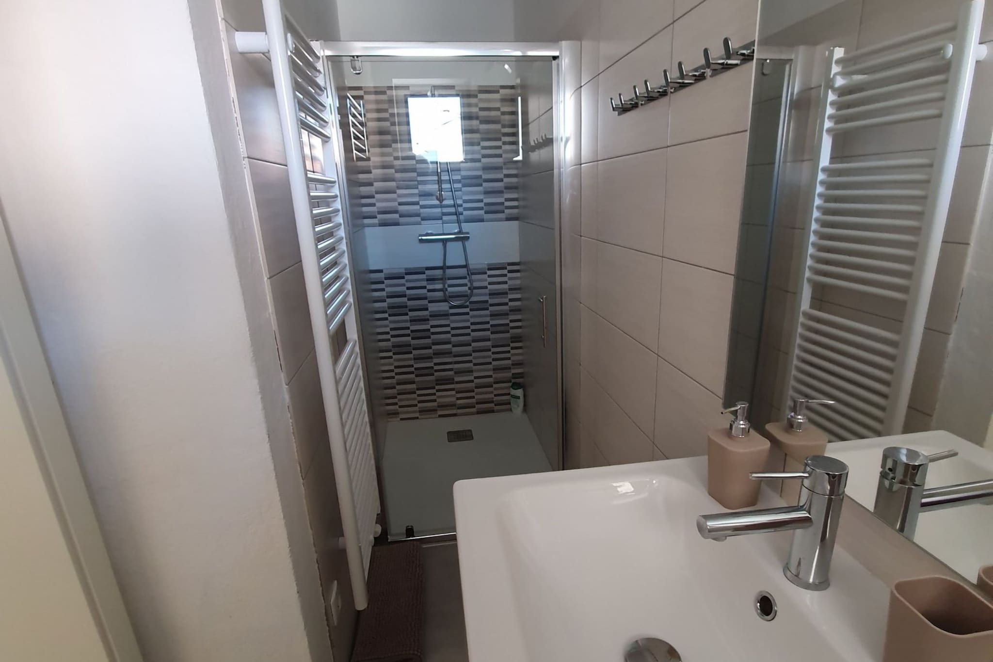 Komen Getaway Holiday Home with Balcony - Four Bedroom Holiday Home with Balcony-Badkamer