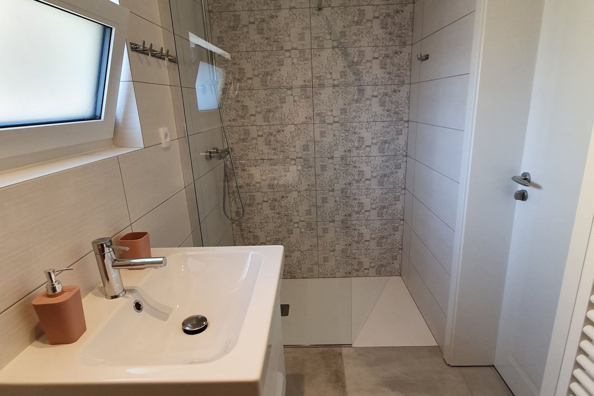 Komen Getaway Holiday Home with Balcony - Four Bedroom Holiday Home with Balcony-Badkamer