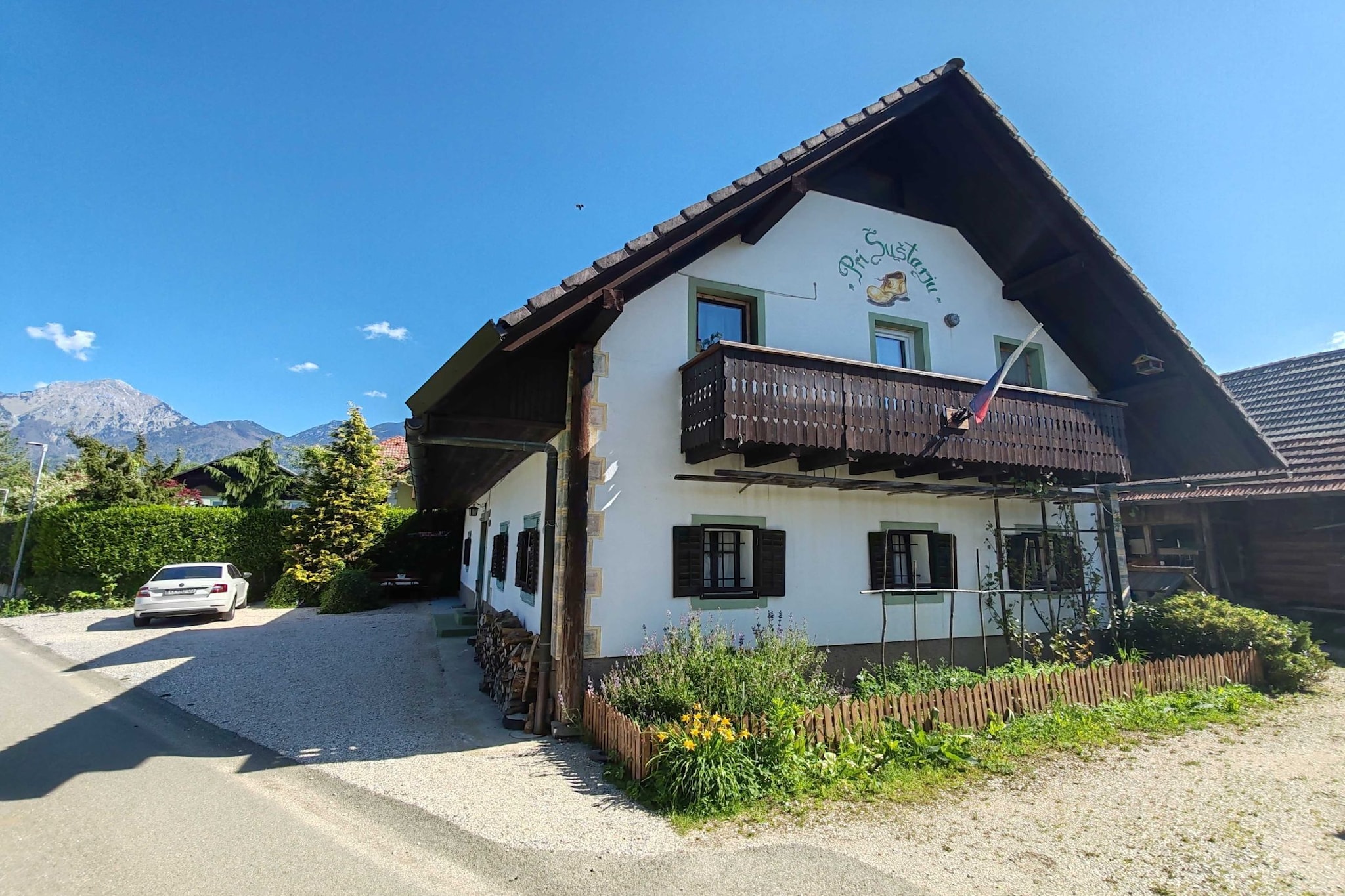 Riverside Unique and Tranquil Apartment - Three Bedroom Apartment-Outdoor