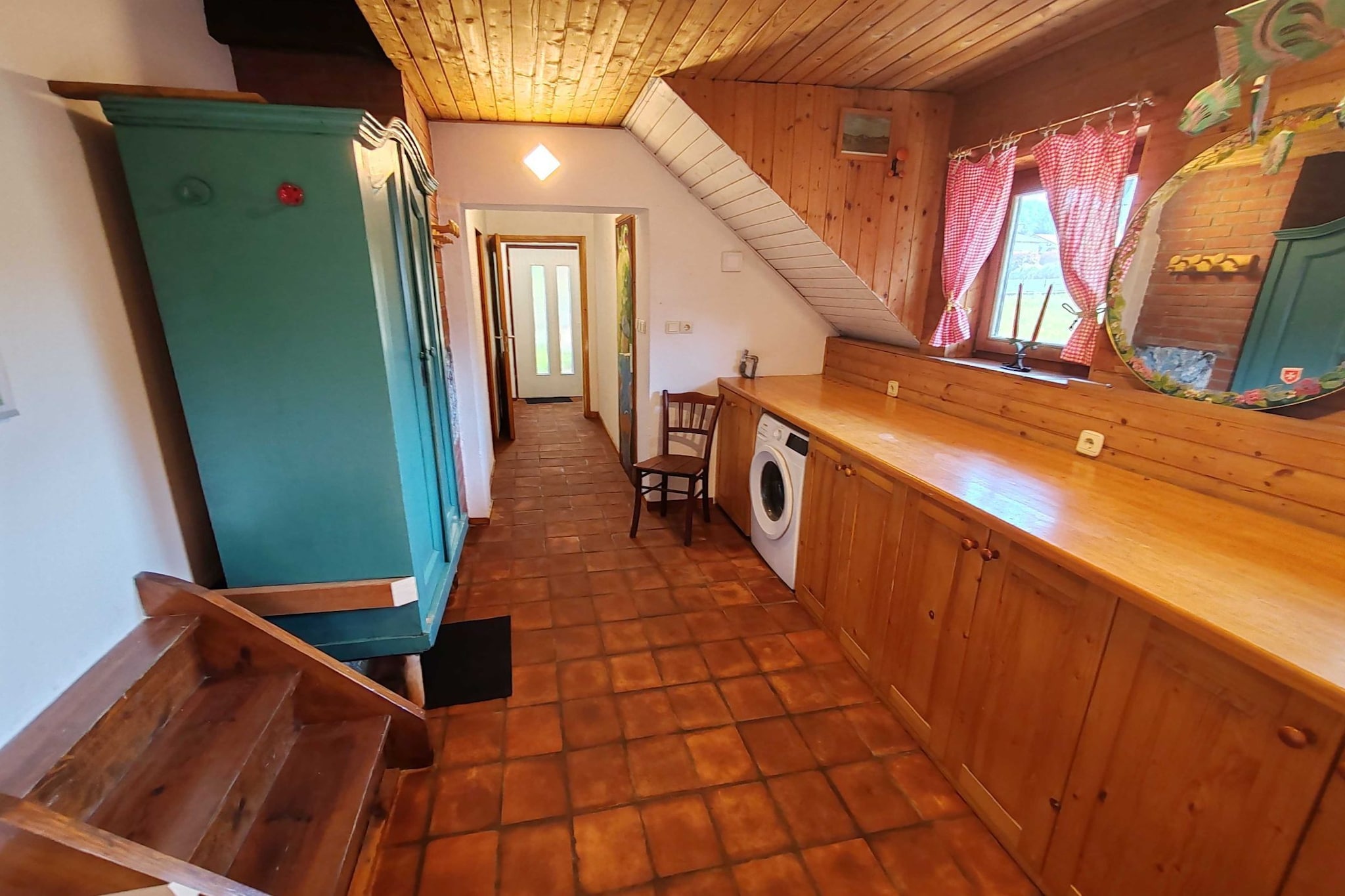 Riverside Unique and Tranquil Apartment - Three Bedroom Apartment-Dining room