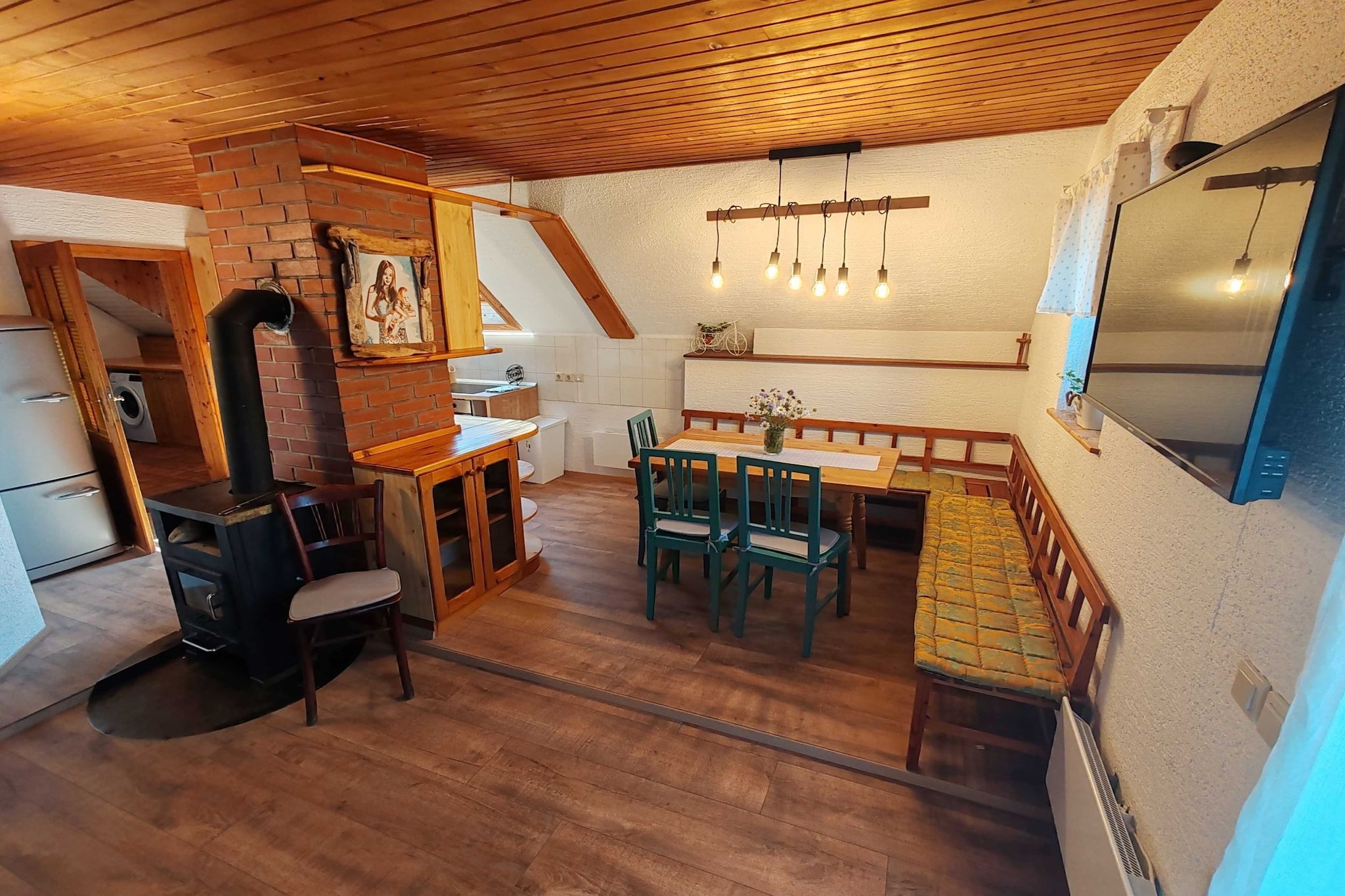 Riverside Unique and Tranquil Apartment - Three Bedroom Apartment-Dining room