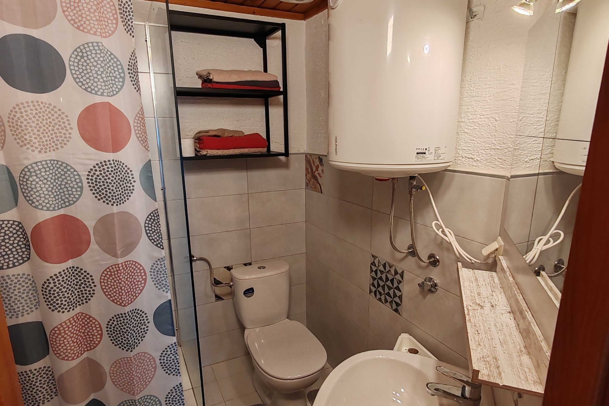 Riverside Unique and Tranquil Apartment - Three Bedroom Apartment-Bathroom