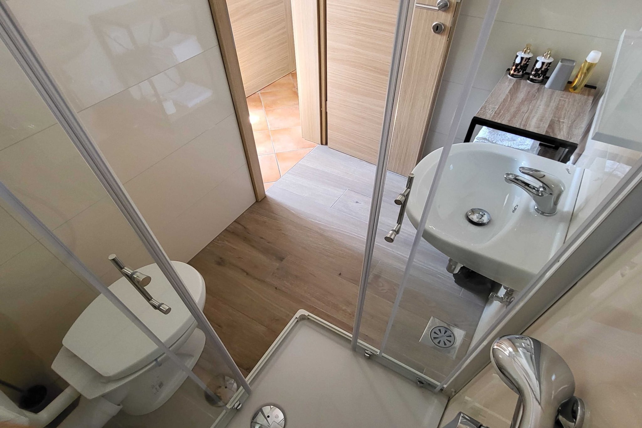 Peaceful Countryside Holiday Home with Terrace - One Bedroom Holiday Home with Terrace-Bathroom