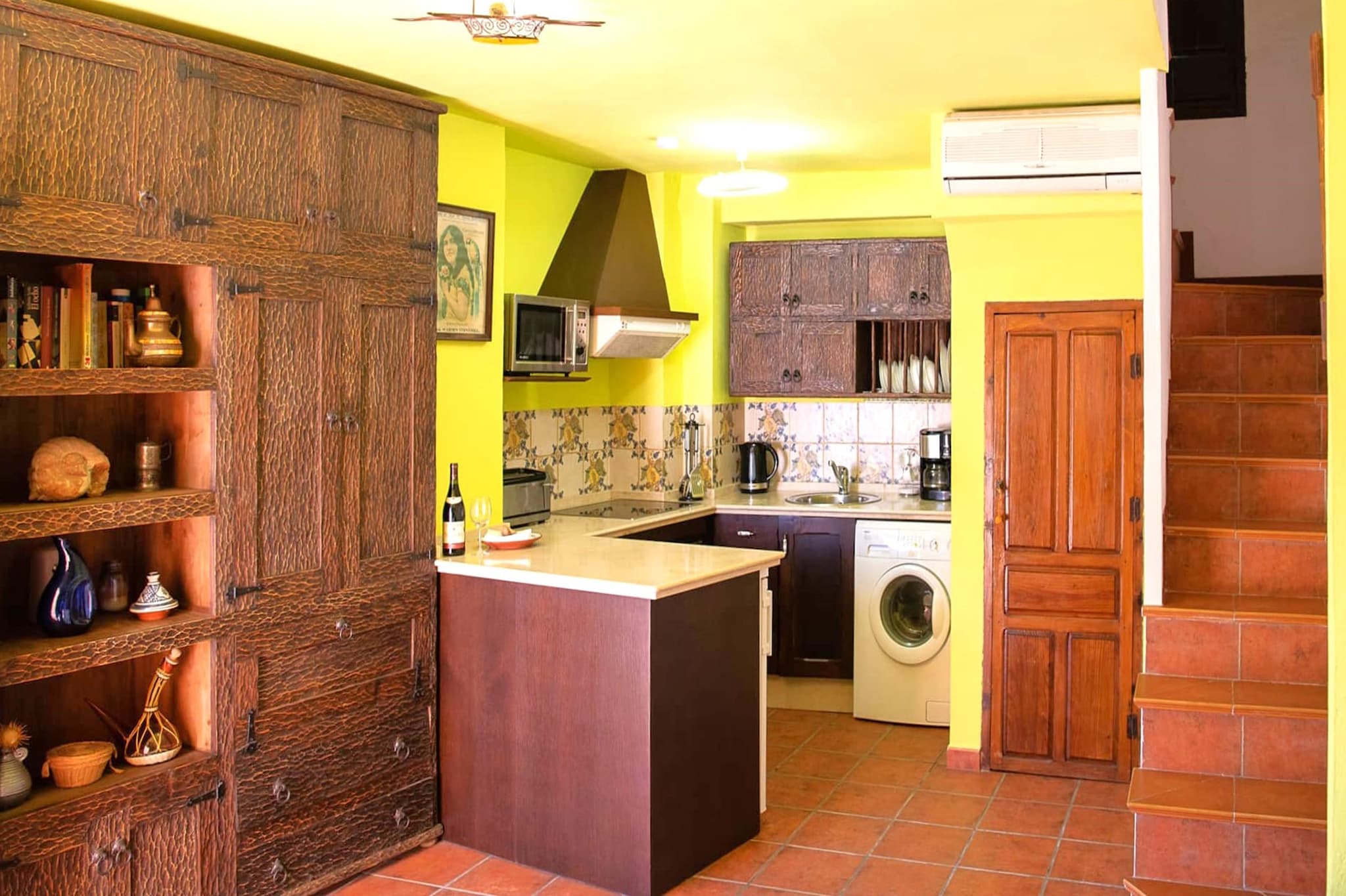 Ground floor: (Entrance(reachable from the outside), Living room(TV(smart TV), dining table, fireplace, seating area, DVD player), open kitchen(toaster, coffee machine, oven, microwave, fridge, Blender), Internet access)\n\nOn the 1st floor: (bedroom(double bed(135 x 190 cm)), bathroom(shower, washbasin, hairdryer))\n\nOn the 2nd floor: (bedroom(single bed, double bed(135 x 190 cm)))\n\nwashing machine, air conditioning, ironing board, iron