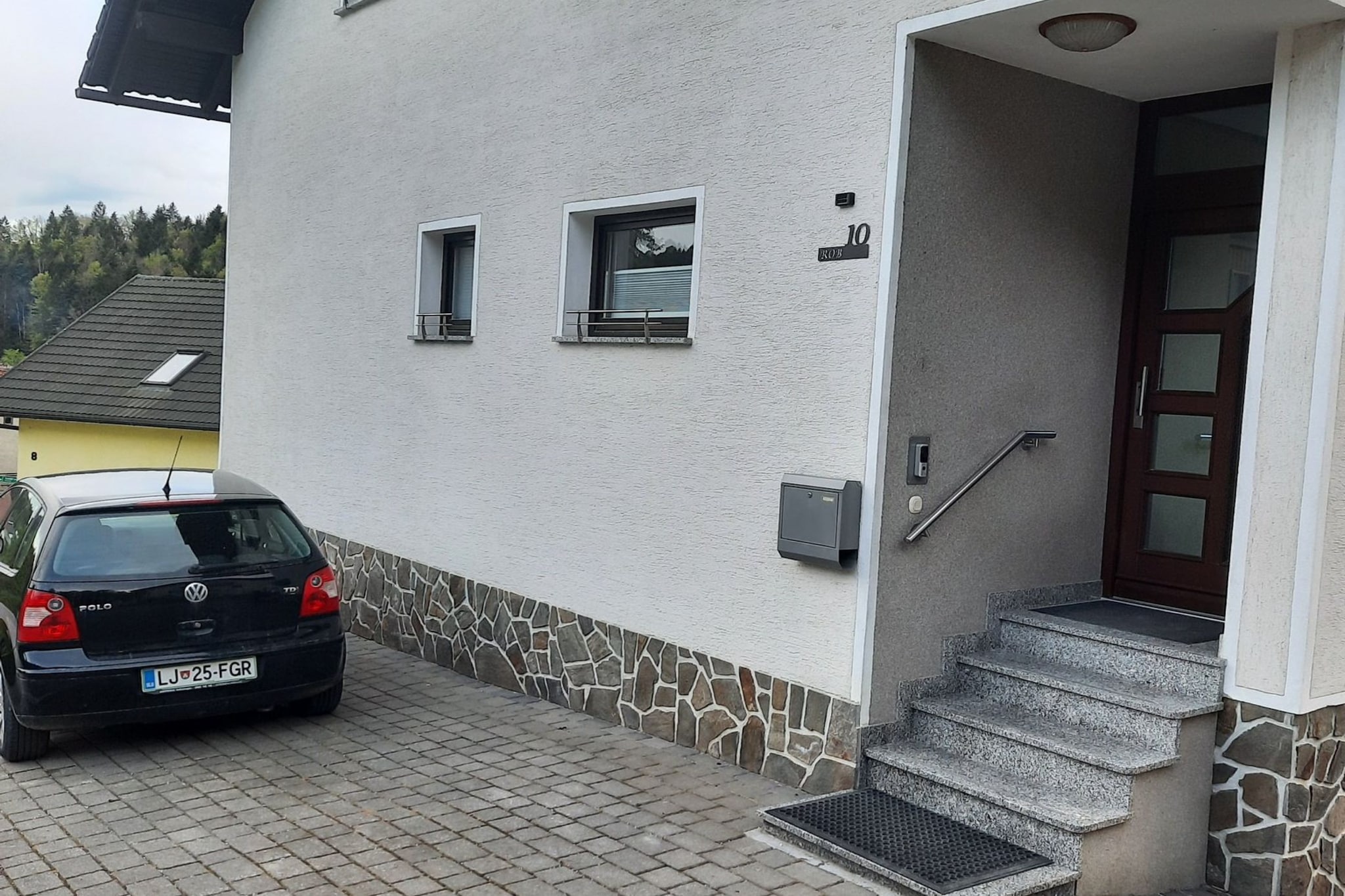 Rob Picturesque and Cozy Apartment with Balcony - Two Bedroom Apartment with Balcony-Buitenlucht