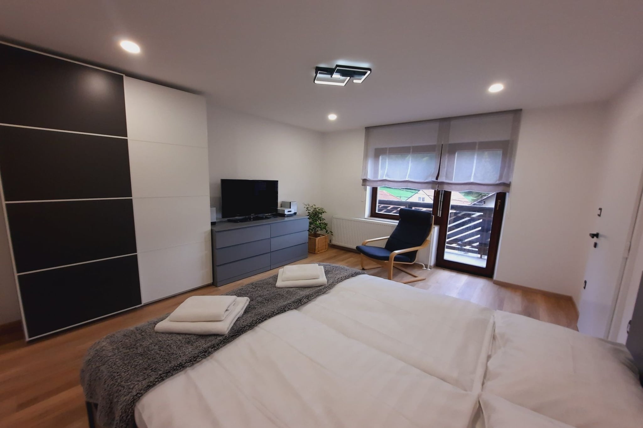 Rob Picturesque and Cozy Apartment with Balcony - Two Bedroom Apartment with Balcony-Slaapkamer