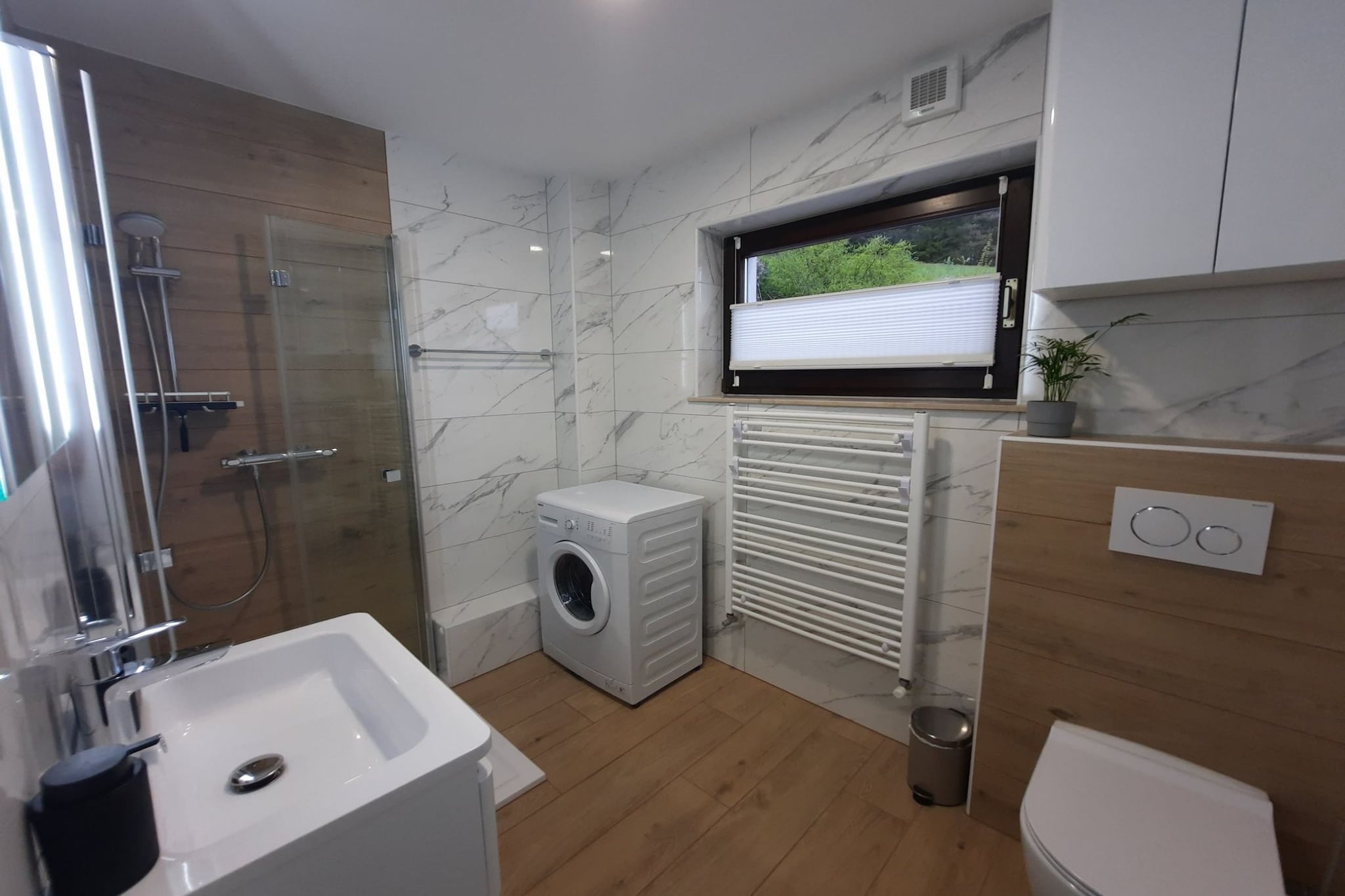 Rob Picturesque and Cozy Apartment with Balcony - Two Bedroom Apartment with Balcony-Badkamer