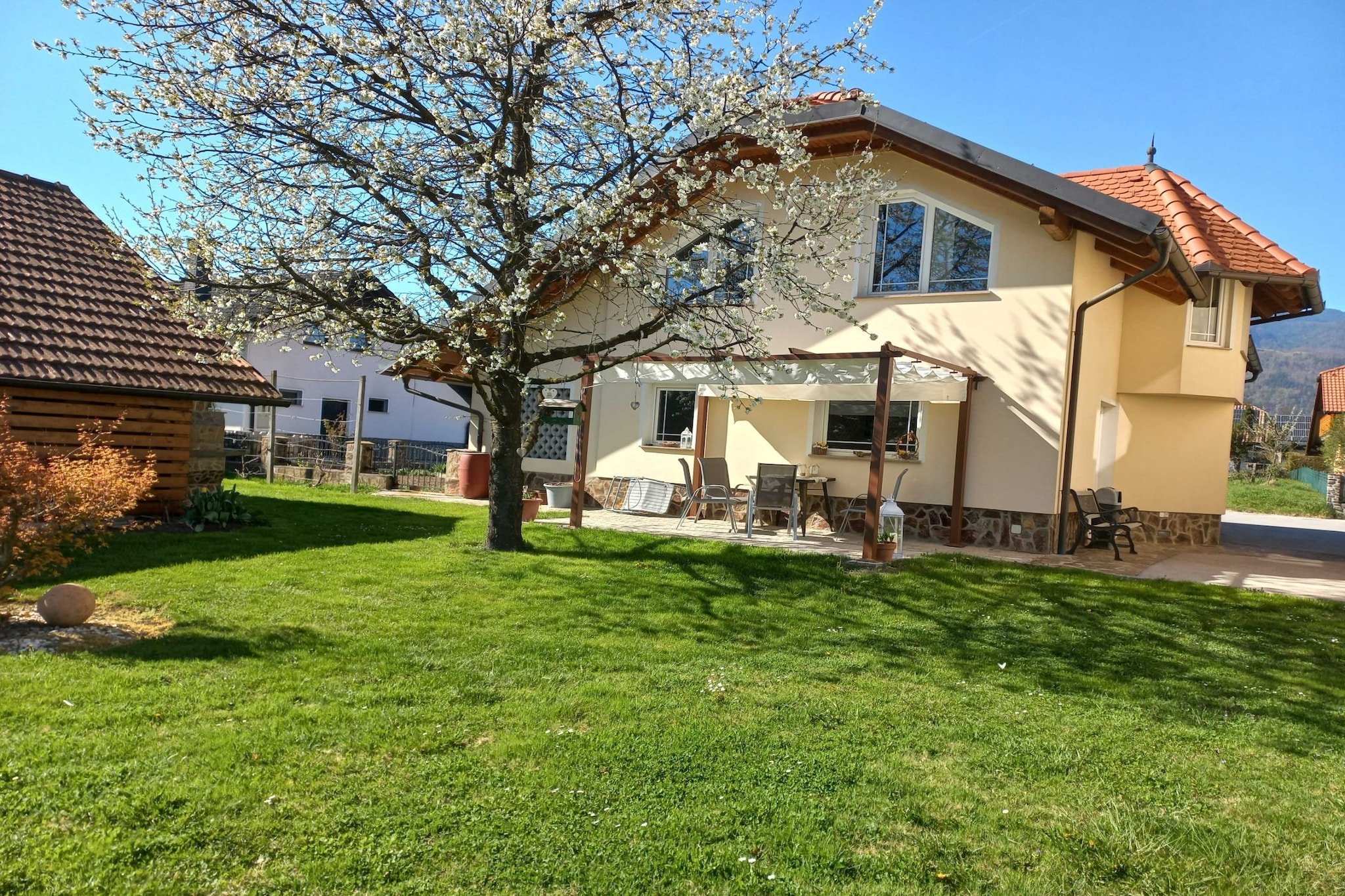 Sunny and Comfortable Apartment with Terrace and Garden - Two Bedroom Apartment with Terrace-Extérieur