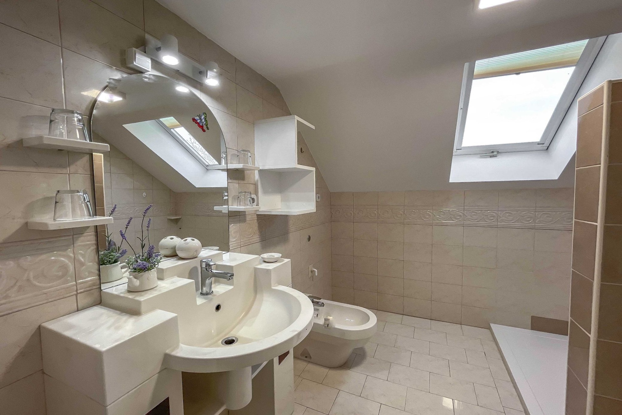 Vibrant and Charming Apartment with Balcony and Mountain View - Two Bedroom Apartment with Balcony and Mountain View-Bathroom