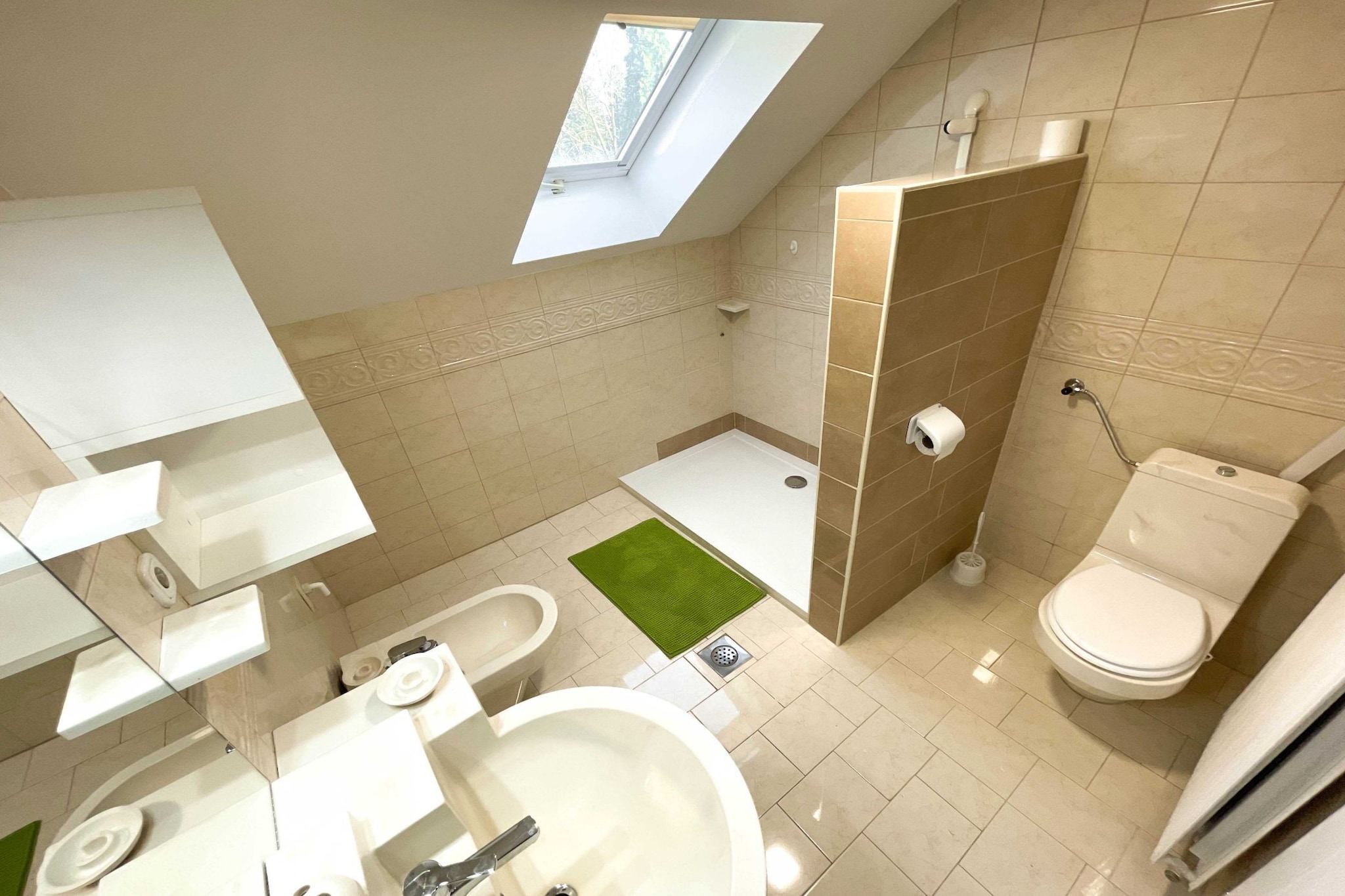 Vibrant and Charming Apartment with Balcony and Mountain View - Two Bedroom Apartment with Balcony and Mountain View-Bathroom