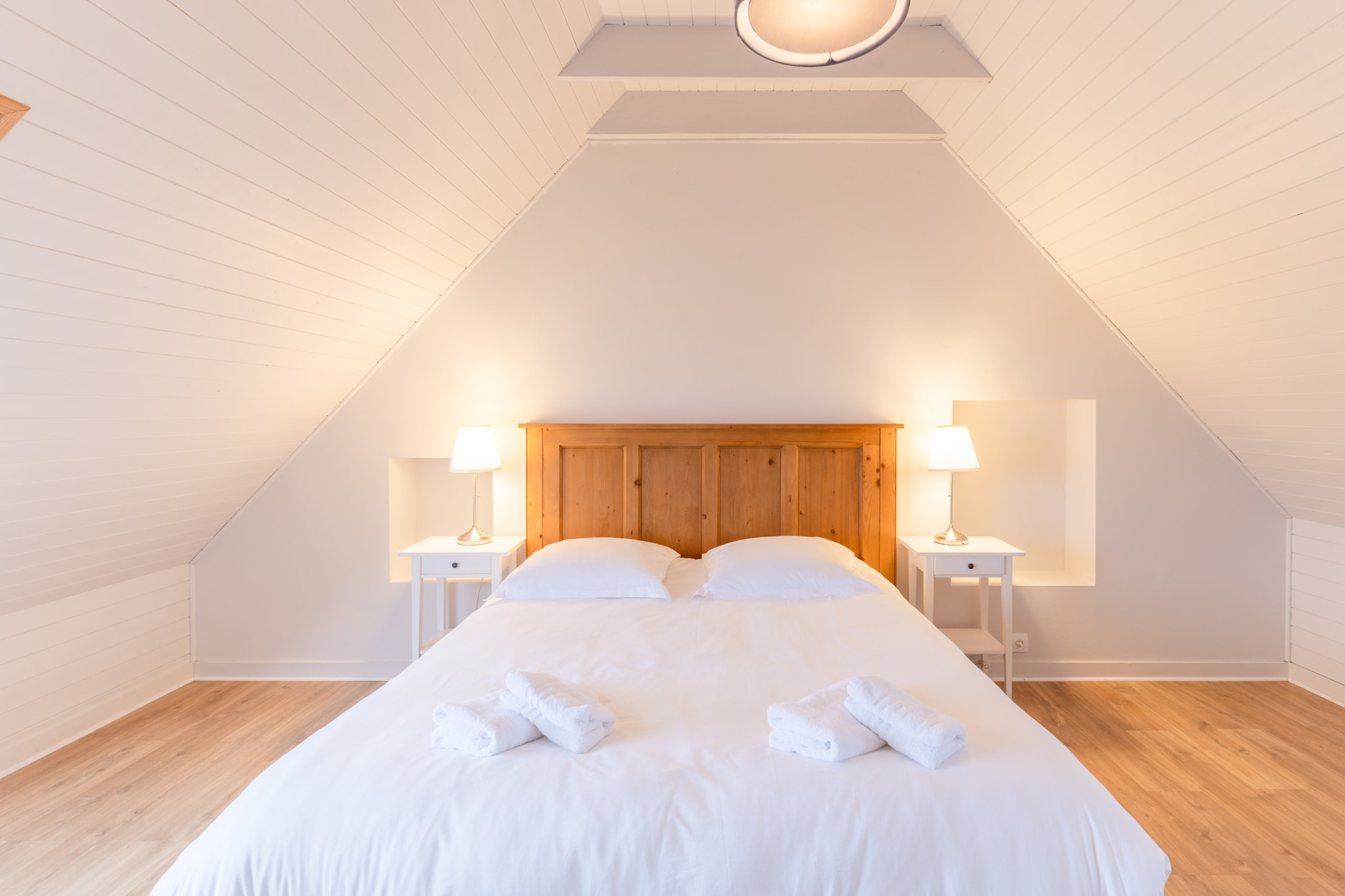 The house in Ploudalmézeau has 3 bedrooms and capacity for 4 persons. Accommodation of 160 m² homely and has a fully-equiped kitchen. The property is located 0 m water park, 140 m sand beach "Plage Aux vaches", 650 m sand beach "Plage de Porsguen", 1 km sand beach "Plage de Pors ar vilin vras", 1 km city "Centre-ville de Portsall", 2 km from the restaurant "Restaurant La Chaumine", 2 km from the restaurant "Restaurant Le Caïman", 2 km supermarket "Supérette Proxi de Portsall", 5 km supermarket "Leclerc de Ploudalmézeau", 5 km city "Centre-ville de Ploudalmézeau", 9 km from the restaurant "Crêperie du château d'eau", 16 km golf course "Golf de Pen Ar Bed,", 17 km golf course "Gold de Brest les Abers", 19 km amusement park / theme park "La Récré des 3 Curés", 29 km city "Centre-ville de Brest", 30 km airport "Aéroport Brest Bretagne", 30 km train station "Gare de Brest" and it is located in a a family-friendly zone and next to the sea. The accommodation is equipped with the following items: garden, outdoor furniture, fenced plot, 30 m² terrace, washing machine, dryer, barbecue, fireplace, iron, internet (Wi-Fi), central heating, open-air parking in the same building, 1 TV, satellite tv (Languages: Spanish, English, German, French). The open plan kitchen, of induction, is equipped with refrigerator, microwave, oven, freezer, dishwasher, dishes/cutlery, kitchen utensils, coffee machine, toaster, kettle and juicer.