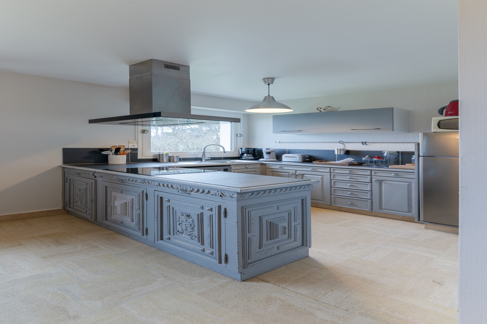 The house in Ploudalmézeau has 3 bedrooms and capacity for 4 persons. The accommodation is equipped with the following items: garden, outdoor furniture, terrace, washing machine, dryer, barbecue, iron, internet (Wi-Fi), electric heating, open-air parking in the same building, 1 TV, satellite tv (Languages: Spanish, English, German, Dutch, French). The open plan kitchen, of induction, is equipped with refrigerator, microwave, oven, freezer, dishwasher, dishes/cutlery, kitchen utensils, coffee machine, toaster and kettle.