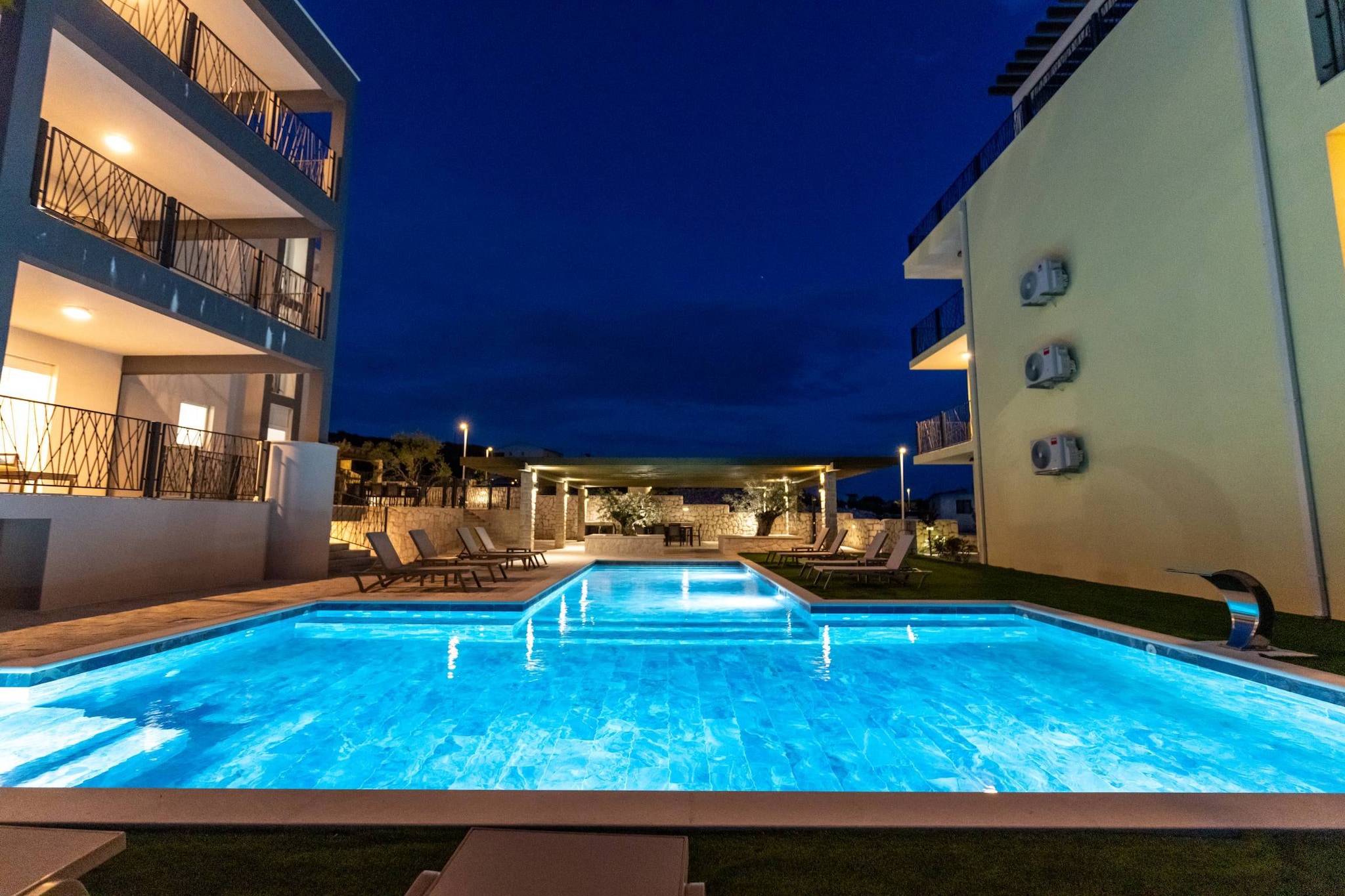 Luxury Living at Horizon Retreat - Deluxe Two Bedroom Apartment (owner  West S6)-Pool