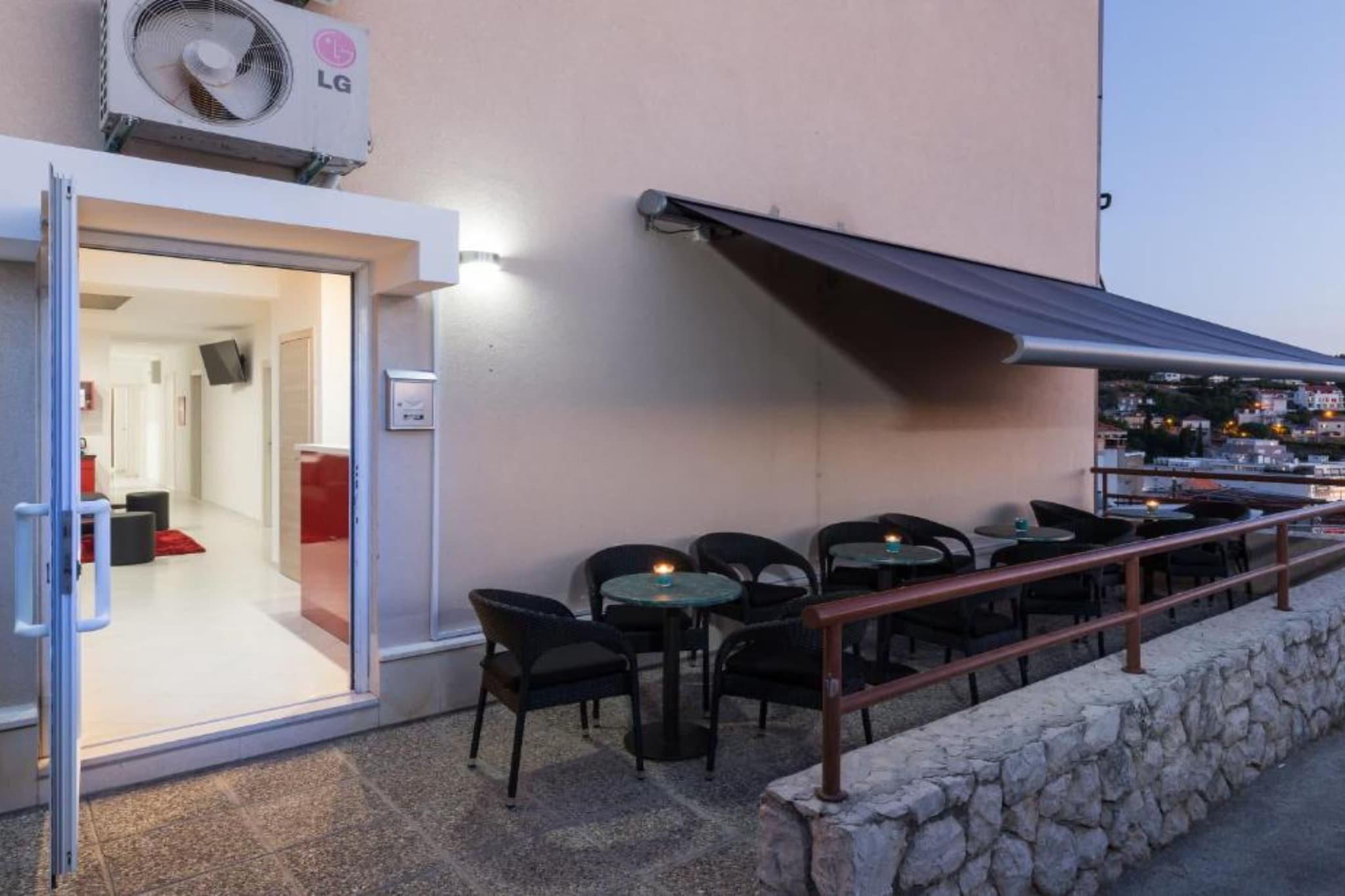 Hostel Free Bird - Bed in Four Bed Mixed Dormitory Room 2  (C)-Dining room