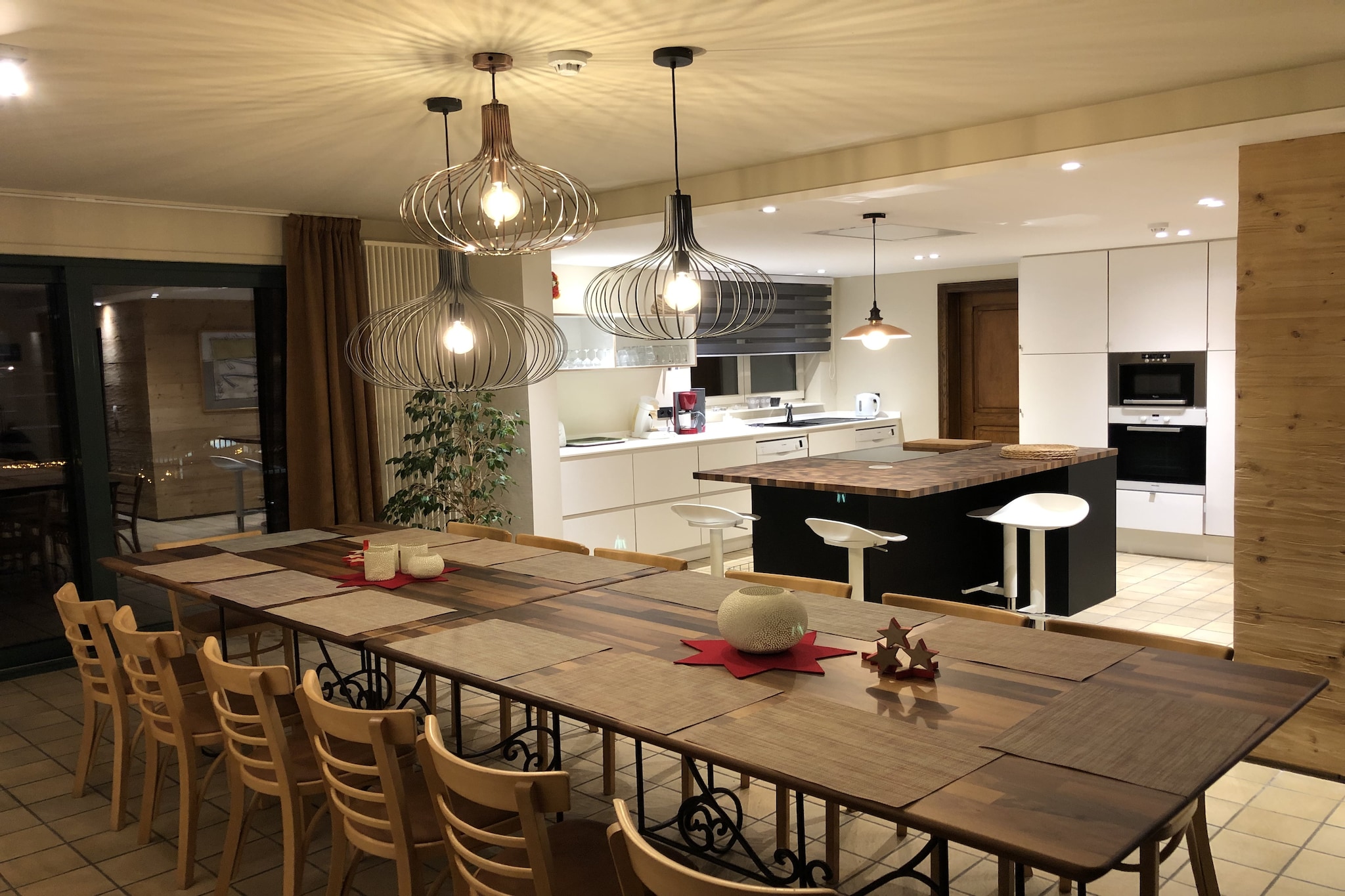 Ground floor: (Kitchen(oven, dishwasher, freezer, tumble dryer), bedroom(double bed), Bedroom with bathroom(2x single bed(90 x 200 cm), shower), Bedroom with bathroom(2x single bed(90 x 200 cm), bath tub))\n\nOn the 1st floor: (bedroom(2x single bed(90 x 200 cm)), Bedroom with bathroom(2x single sofa bed(110 x 200 cm), bunk bed, Bubble bath), Bedroom with bathroom(2x single bed, shower), Bedroom with bathroom(2x single bed(90 x 200 cm), bath tub))\n\nBasement: (Living room(fireplace, CD player, stereo unit, bar(with beer tap), projection screen, billiards), relaxation area(3x shower, sauna), Turkish steambath)\n\ntoilet, toilet, toilet, toilet, toilet, toilet, toilet, toilet, heating(central), terrace, garden, garden furniture, BBQ, children\'s bed, high chair