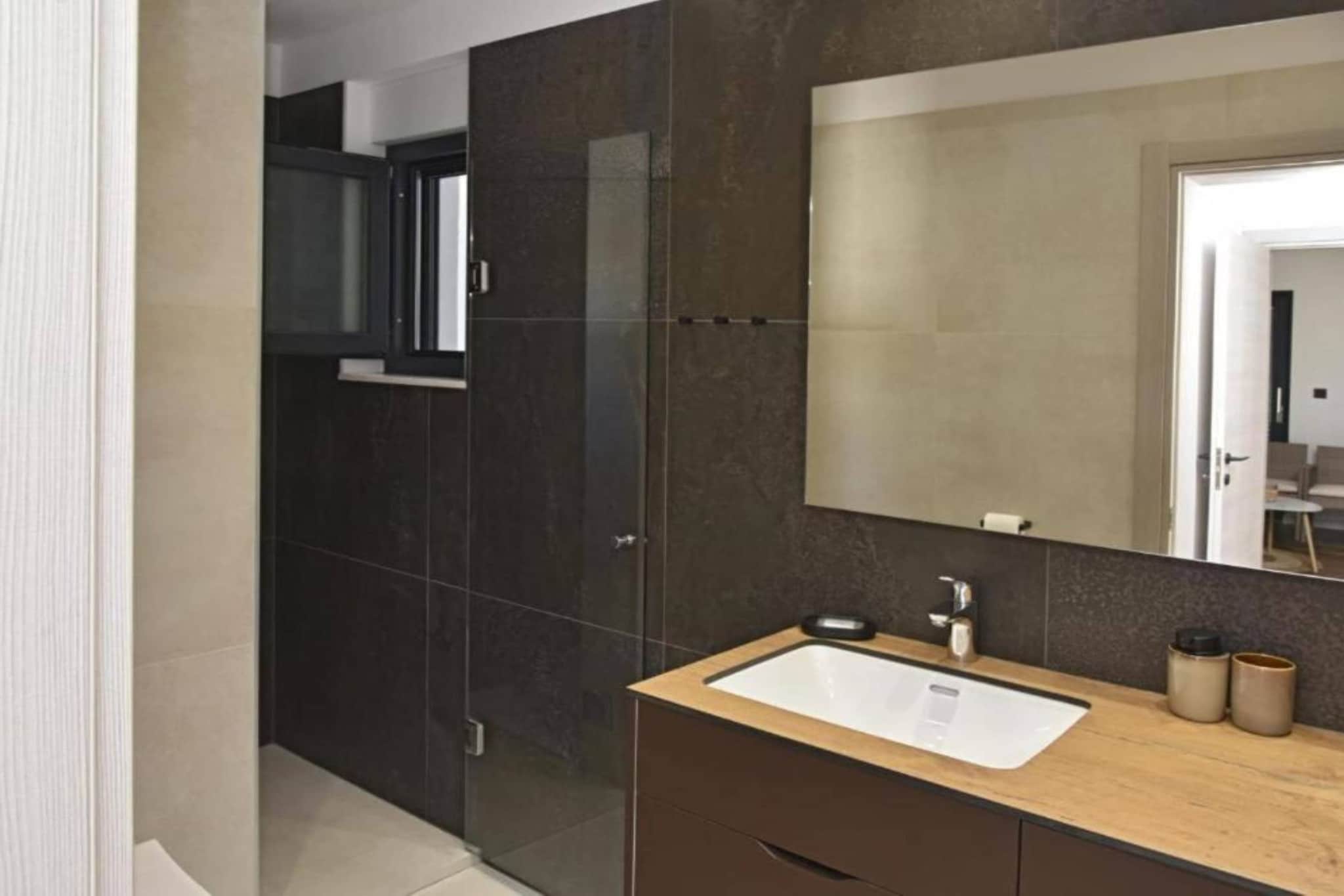 Luxury Slatine Apartments with Terrace and Garden - Two Bedroom Apartment with Terrace-Salle de bain