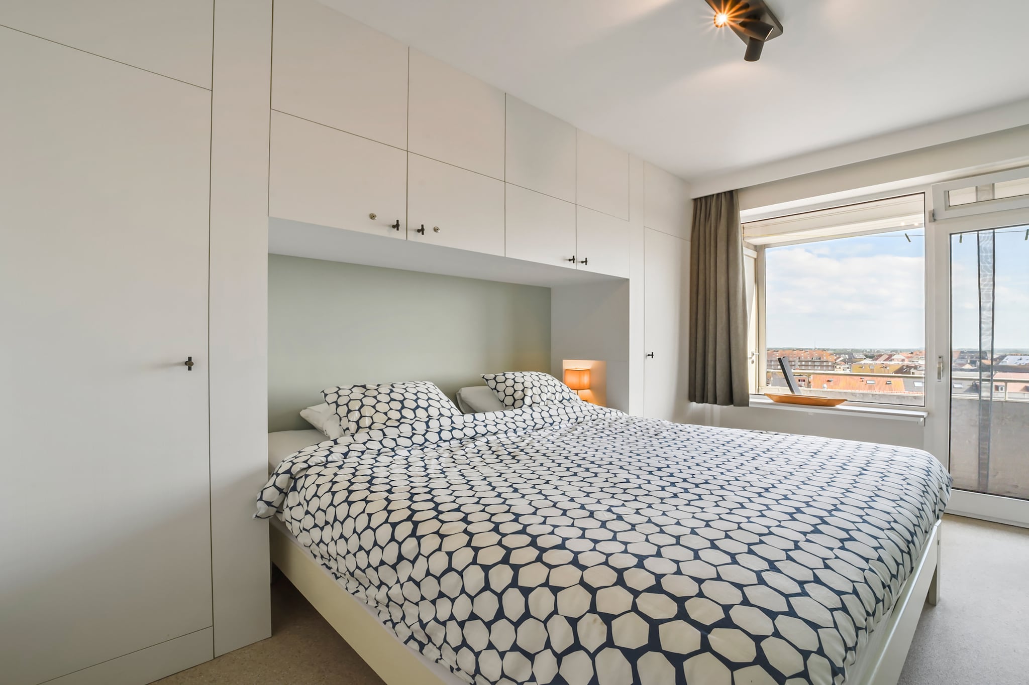 Modern 2-bedroom flat with sea views.