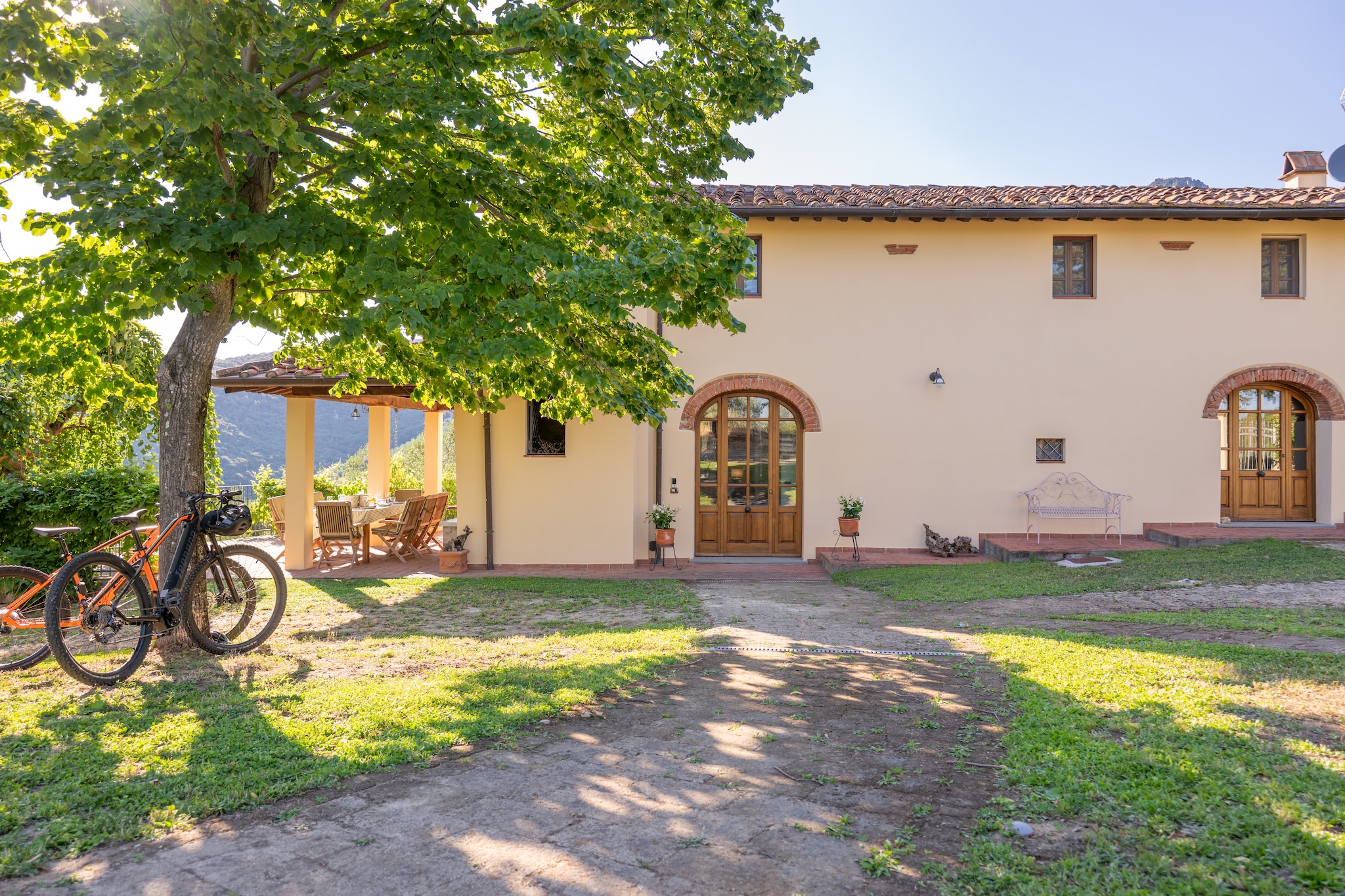 Tenuta del Serra-Buitenkant zomer
