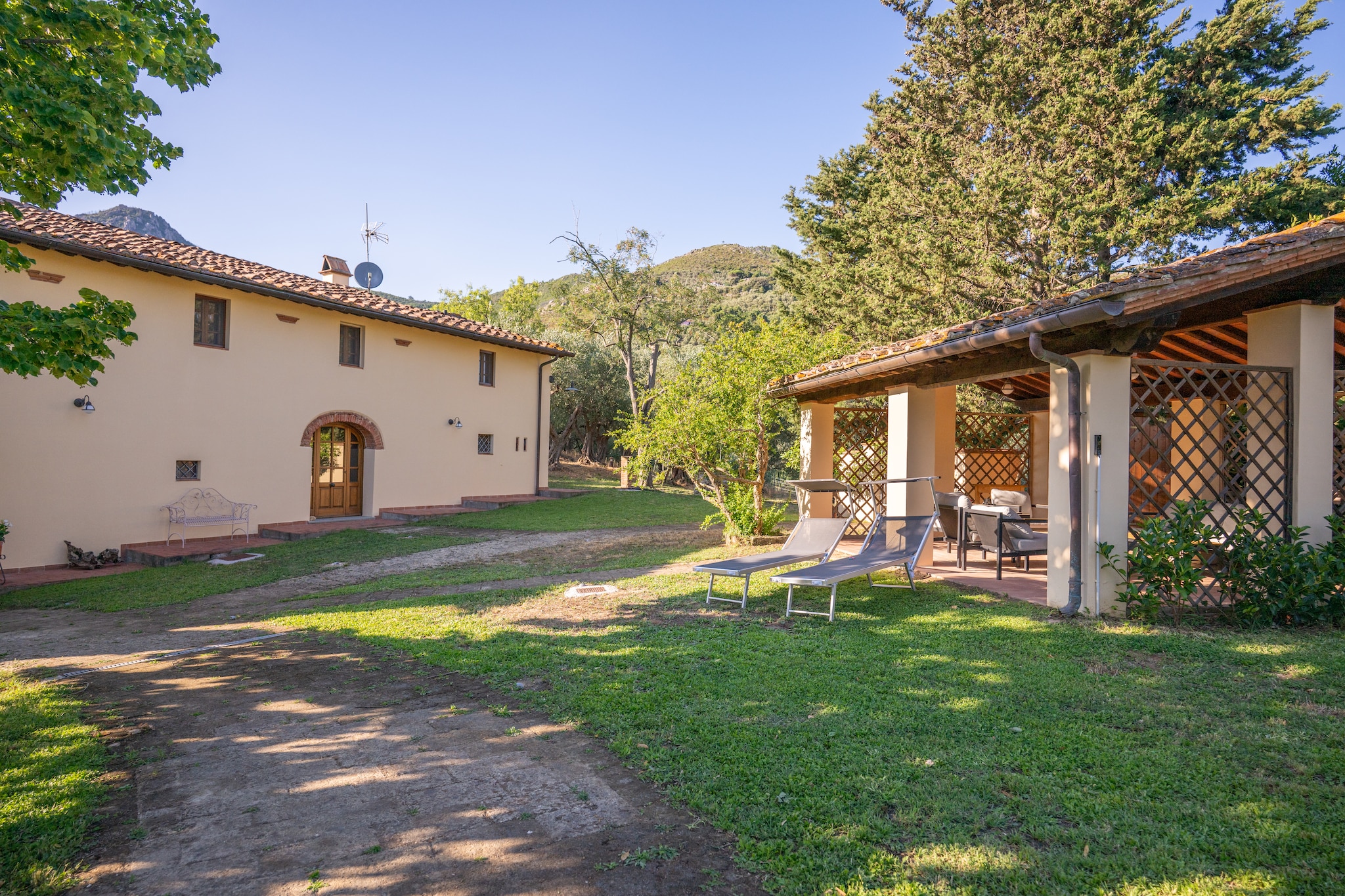 Tenuta del Serra-Buitenkant zomer