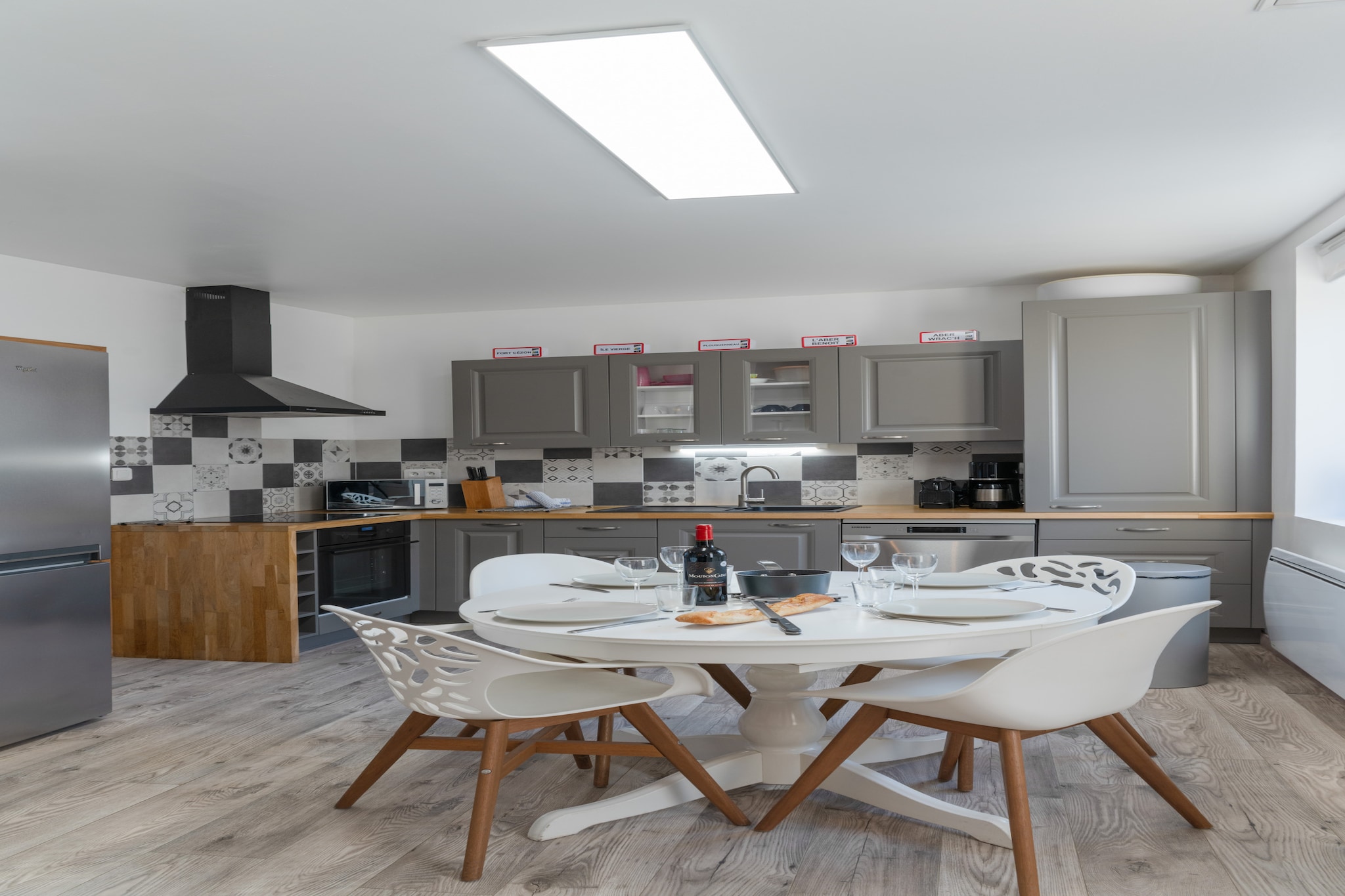 Ground floor: (Living room(TV(satellite), dining table, fireplace, seating area), open kitchen(electric kettle, toaster, coffee machine, oven, microwave, dishwasher, fridge-freezer, Juicer, dishes and cutlery), bathroom(shower), toilet(toilet), Internet access)\n\nOn the 1st floor: (bedroom(single bed, single bed), Bedroom with bathroom(double bed, shower), toilet(toilet))\n\nGarden Furniture , double bed, tumble dryer, washing machine, heating(electric), garden, BBQ, parking, iron