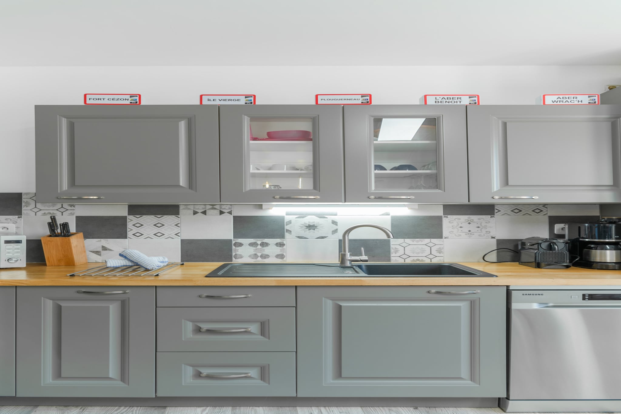 The house in Plouguerneau has 2 bedrooms and capacity for 4 persons. Accommodation of 63 m² cozy and is fully-equiped. The property is located 4 m from the restaurant "Restaurant de la bouche à l'oreille", 200 m sand beach "Plage de Kerjégu", 1 km sand beach "Plage de Kerledut", 2 km sand beach "Plage de la grève blanche", 2 km supermarket "Epicerie de Lilia", 2 km city "Bourg de Lilia Plougerneau", 2 km from the restaurant "Crêperie La route des phares", 2 km from the restaurant "Restaurant Maison Legris", 4 km city "Centre-ville de Plouguerneau", 4 km supermarket "Supermarché Intermarché de Plouguerneau", 9 km supermarket "Supermarché Leclerc de Lannilis", 20 km amusement park / theme park "Parc attraction La Récré des 3 Curés", 27 km airport "Aéroport de Brest Bretagne", 30 km train station "Gare de Brest", 30 km city "Centre-ville de Brest", 32 km golf course "Golf de Pen ar bed", 34 km golf course "Golf de Brest les Abers" and it is located in a a family-friendly zone and next to the sea. The accommodation is equipped with the following items: outdoor furniture, fenced plot, washing machine, dryer, barbecue, fireplace, iron, internet (Wi-Fi), electric heating, open-air parking in the same building, 1 TV, satellite tv (Languages: Spanish, English, German, French). The open plan kitchen, of induction, is equipped with refrigerator, microwave, oven, freezer, dishwasher, dishes/cutlery, kitchen utensils, coffee machine, toaster, kettle and juicer.