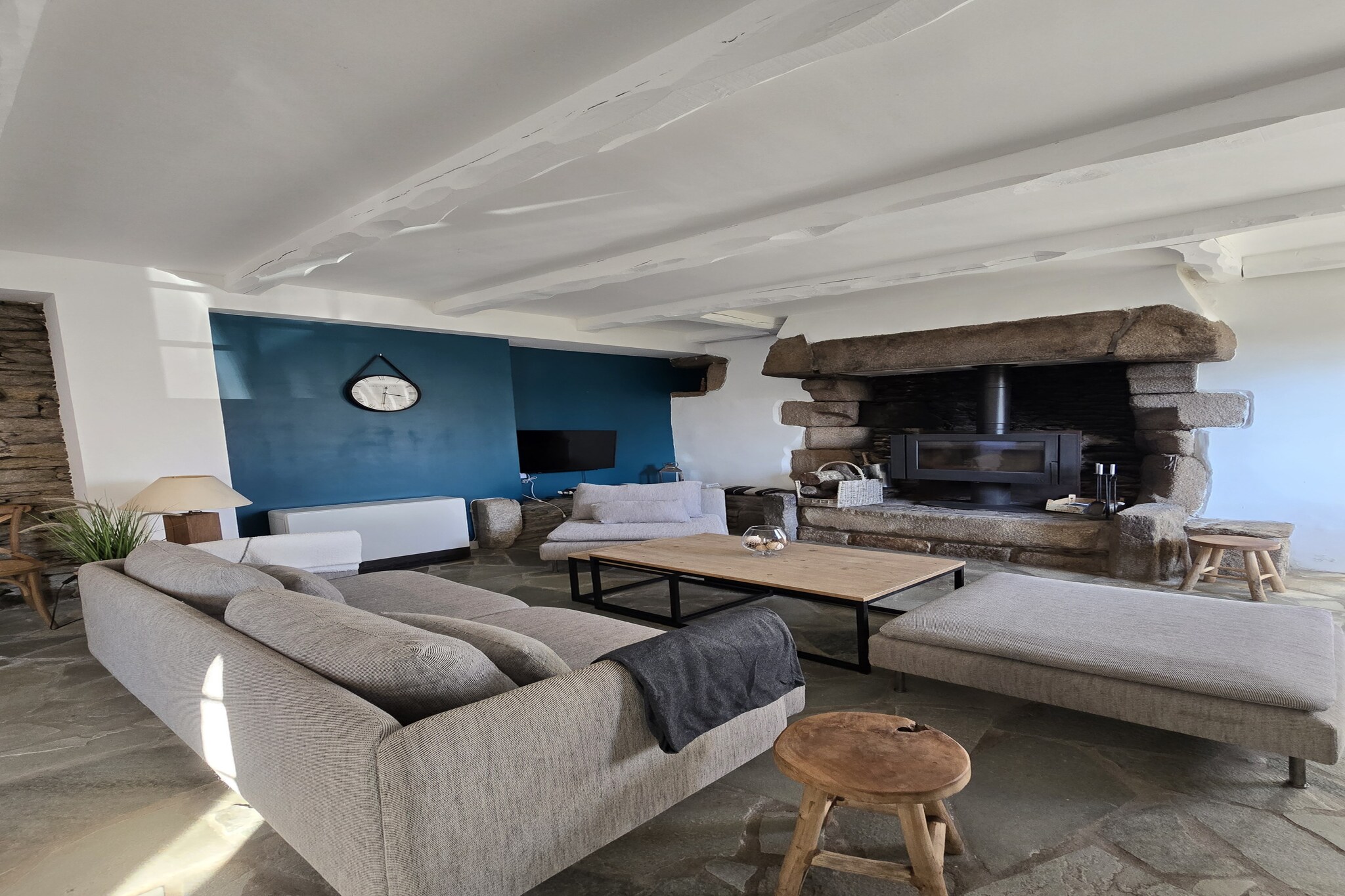 The house in Plougonvelin has 4 bedrooms and capacity for 8 persons. Accommodation of 150 m² cozy and is spacious, It has garden. The property is located 0 m bus station, 2 km supermarket "Intermarché Plougonvelin", 3 km from the restaurant "La Cabane Plougonvelin", 3 km sand beach "Plage du Trez Hir", 5 km supermarket "Spar Le Conquet", 5 km from the restaurant "Louise de Bretagne", 6 km from the restaurant "Hostellerie de la Pointe Saint Mathieu", 13 km golf course "Golf de Brest les Abers", 13 km city "Saint-Renan", 14 km supermarket "Carrefour Saint-Renan", 18 km golf course "Golf de penn ar bed , Lanrivoaré", 21 km city "Brest", 21 km train station "Gare de Brest", 24 km amusement park / theme park "La Récré des 3 Curés", 29 km airport "Aéroport de Brest" and it is located in a a family-friendly zone and in a beautiful rural area. The accommodation is equipped with the following items: garden, outdoor furniture, terrace, washing machine, dryer, barbecue, fireplace, iron, internet (Wi-Fi), electric heating, open-air parking in the same building, 1 TV, satellite tv (Languages: English, German, French). The independent kitchen, of induction, is equipped with refrigerator, microwave, oven, dishwasher, dishes/cutlery, kitchen utensils, coffee machine and kettle.