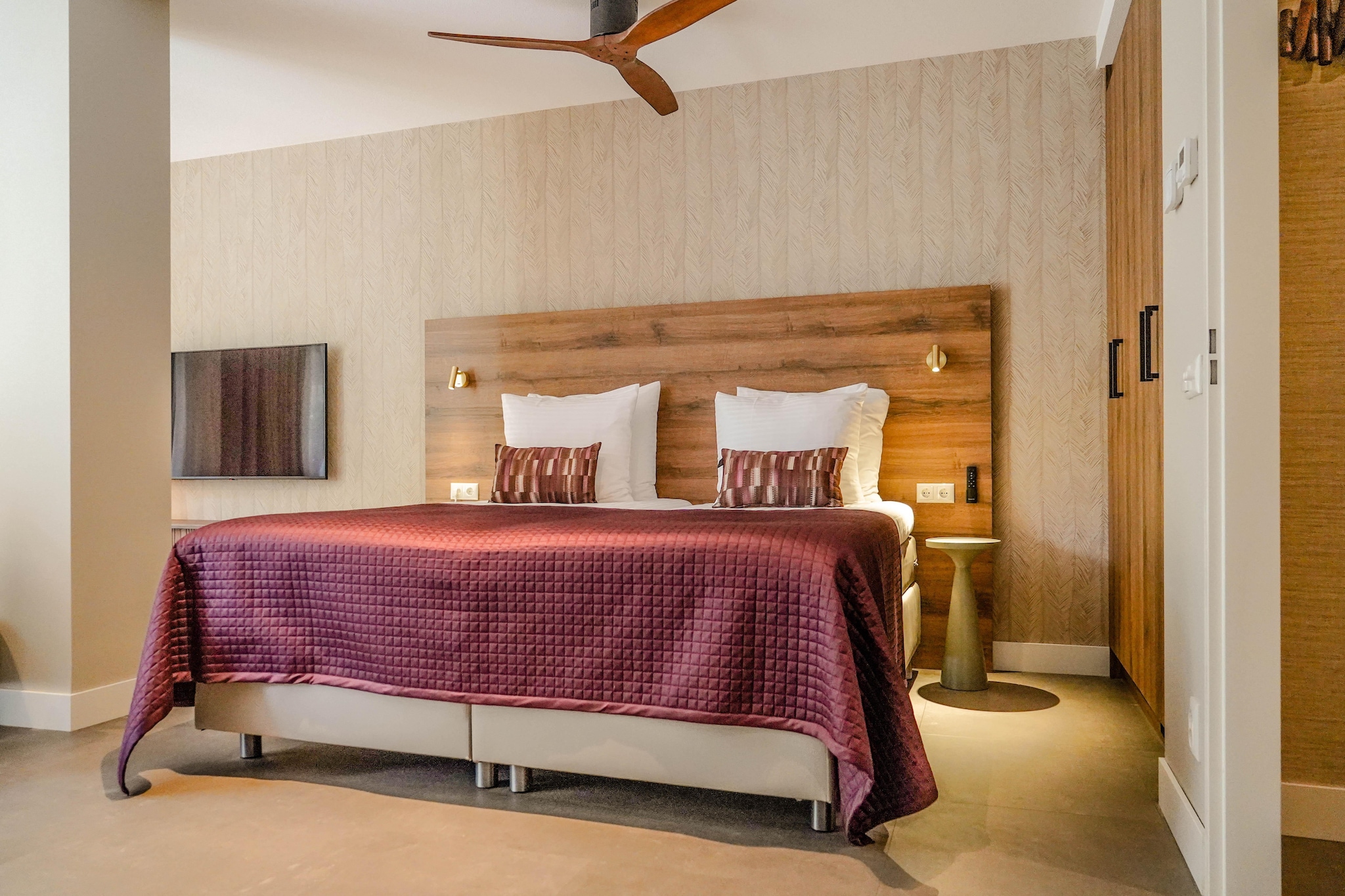 Ground floor: (Living room(double bed box, TV(smart TV), seating area, chromecast), open kitchen(hob, hood, coffee machine, combination microwave, dishwasher, fridge-freezer, dishes and cutlery, Cooking basics), pantry(washing machine), bathroom(shower(walk-in shower), washbasin, toilet), Internet access)\n\ntumble dryer, washing machine, balcony, heating, air conditioning, parking, hairdryer