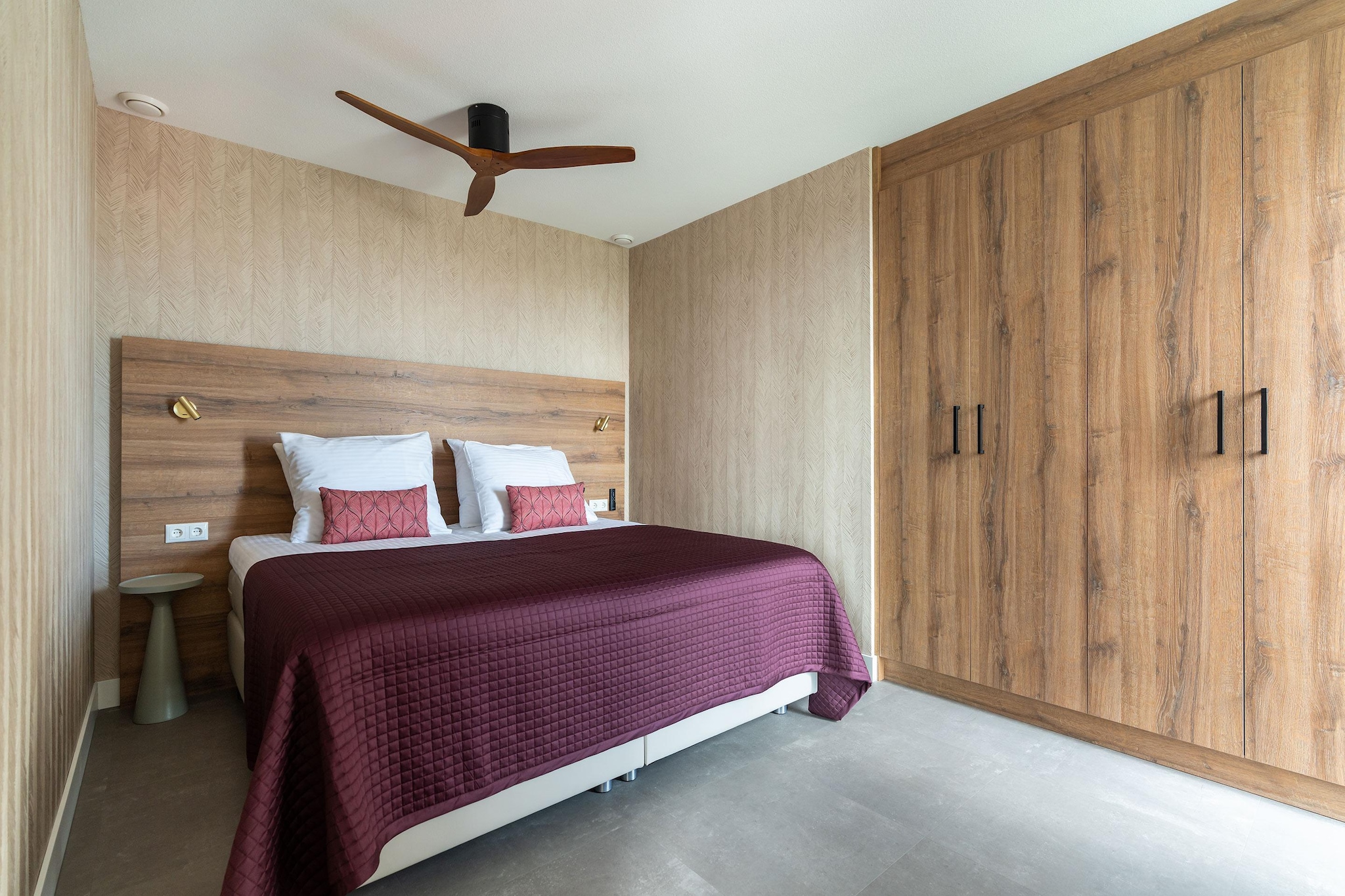 Ground floor: (Living room(TV(smart TV), seating area, chromecast), open kitchen(hob, hood, coffee machine, combination microwave, dishwasher, fridge-freezer, dishes and cutlery, Cooking basics), pantry(washing machine), bedroom(double bed box, TV(smart TV), chromecast), bedroom(double bed box, TV(smart TV), chromecast), bathroom(shower(walk-in shower), washbasin, toilet), Internet access)\n\ntumble dryer, washing machine, balcony, heating, air conditioning, parking, fitness equipment, hairdryer