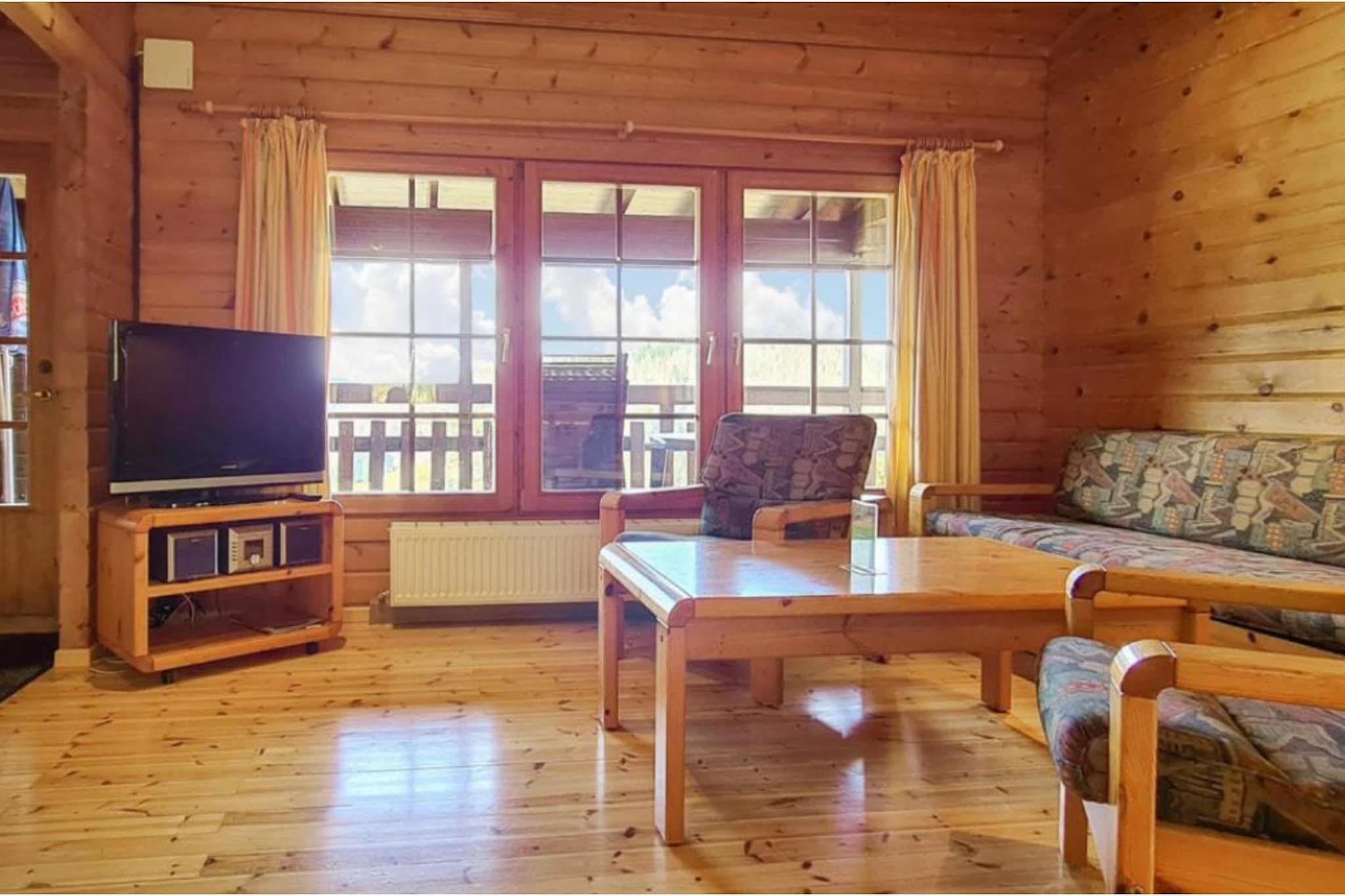 Ground floor: (open kitchen(electric kettle, toaster, cooker, coffee machine, oven, microwave, fridge), Living/diningroom(TV, seating area), bedroom(double bed), bedroom(double bed), bedroom(double bed), bathroom(bathtub or shower, washbasin, toilet))\n\nheating, terrace, garden furniture, parking, Towels/Sheets (Incl.)