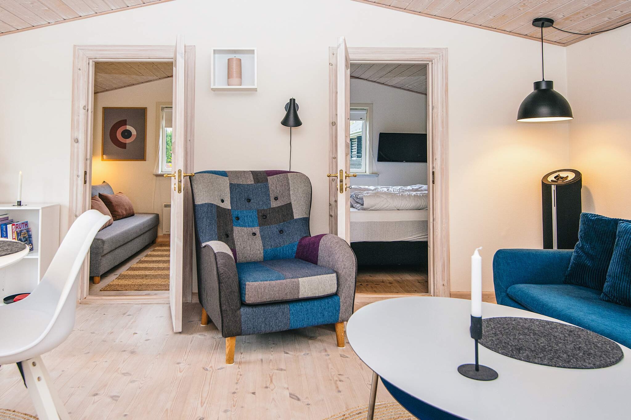 Kitchen(cooker(electric), coffee machine, microwave, freezer(100-139L)), Living/bed room, bedroom(double bed, TV(german television channels, danish TV channels (DR1 and TV2))), bedroom(2x single bed), bathroom(washbasin, shower, toilet), heating(electric), garden