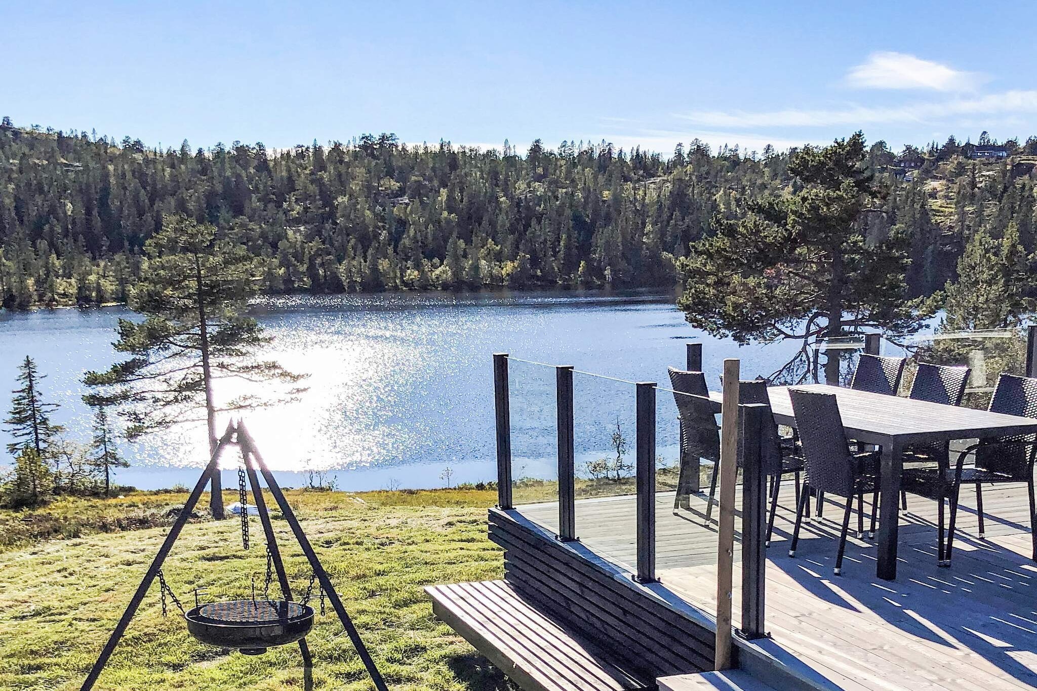 Great holiday home with 5 bedrooms located only 50 meters from a lake. The holiday home is only 50 m from Huvtjønn, which in turn is connected to the lakes Breilivatn and Holmvatn. A 12-foot aluminum boat is included in the price for fishing in the lakes, remember to purchase a fishing license. Swimming is possible in all the lakes, in addition there is a nice beach in Kyrkjebygda by Nisser. In Kyrkjebygda, there is also a football field, skate ramp and playground. From the entrance, there is a hallway with heating cables in the floor and wardrobe shelves and pegs. From the hallway, you enter an open room with doors to 3 bedrooms as well as bathroom and toilets. The holiday house has a great living room/kitchen in an open layout and with stairs to the first floor. Doors to the spacious terrace with a great view of the lake. On the first floor, you find the 2 largest bedrooms divided by a corridor. Great hiking opportunities with several marked hiking trails in the area around the cabin. From August, you can freely pick mulberries, blueberries, lingonberries and mushrooms. If you want to take car trips from the cabin, a round trip around Nisser using Norway's smallest cable ferry, Fjoneferja, is recommended. Swimwear is a must on such a trip, as there are many beautiful beaches on the Fjone side. For more information about activities and sights around the cabin, please see Visit Nissedal or Visit Telemark.