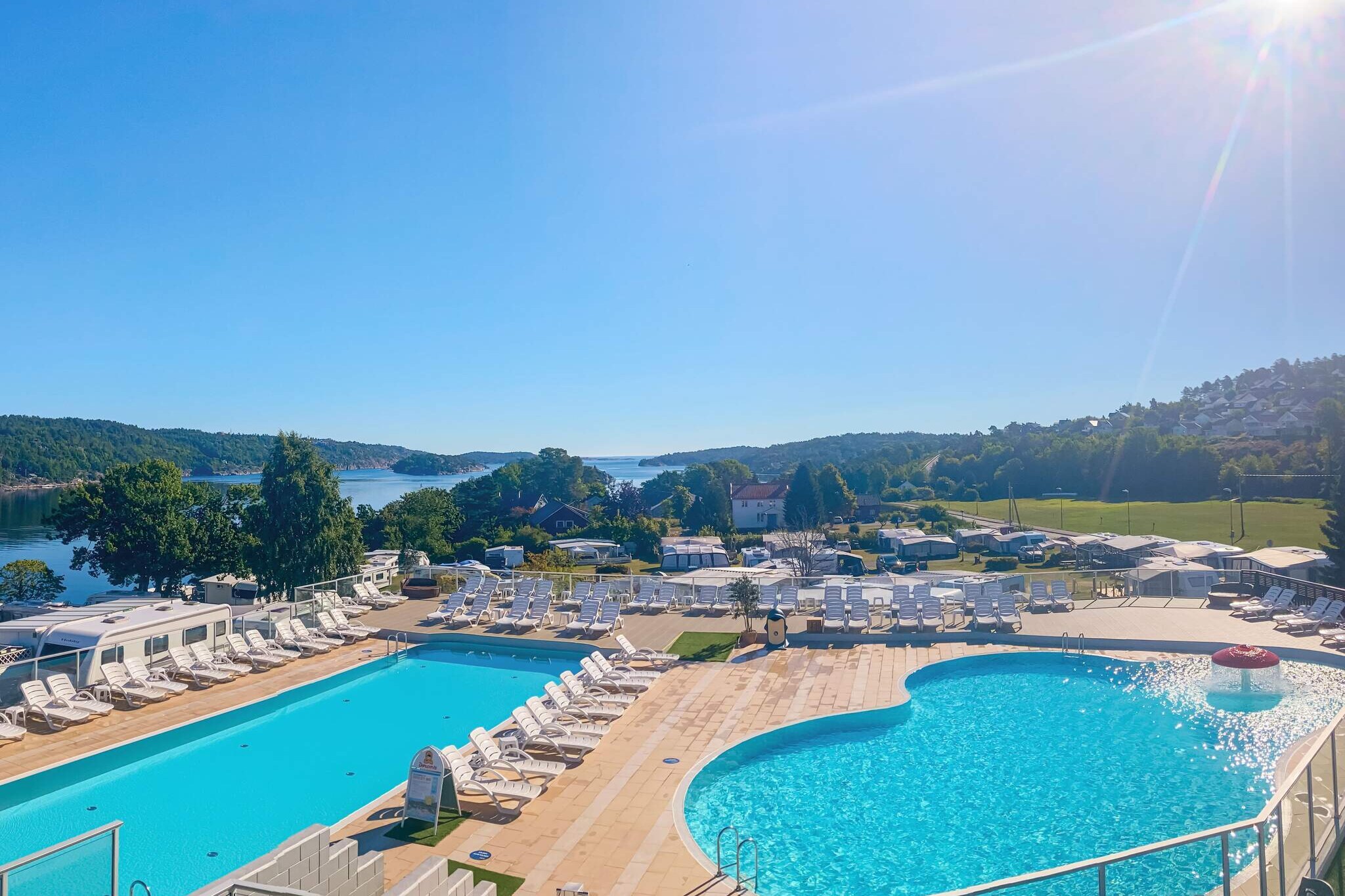 Internet Access DSL, open kitchen(cooker(electric), coffee machine(filter), microwave, dishwasher, fridge, freezer(1-59L)), Living/bed room(TV(norvegian TV channels )), bedroom(2x bunk bed), bedroom(2x bunk bed), bathroom(floor heating)(washbasin, shower, toilet), heating(electric), garden furniture, parking