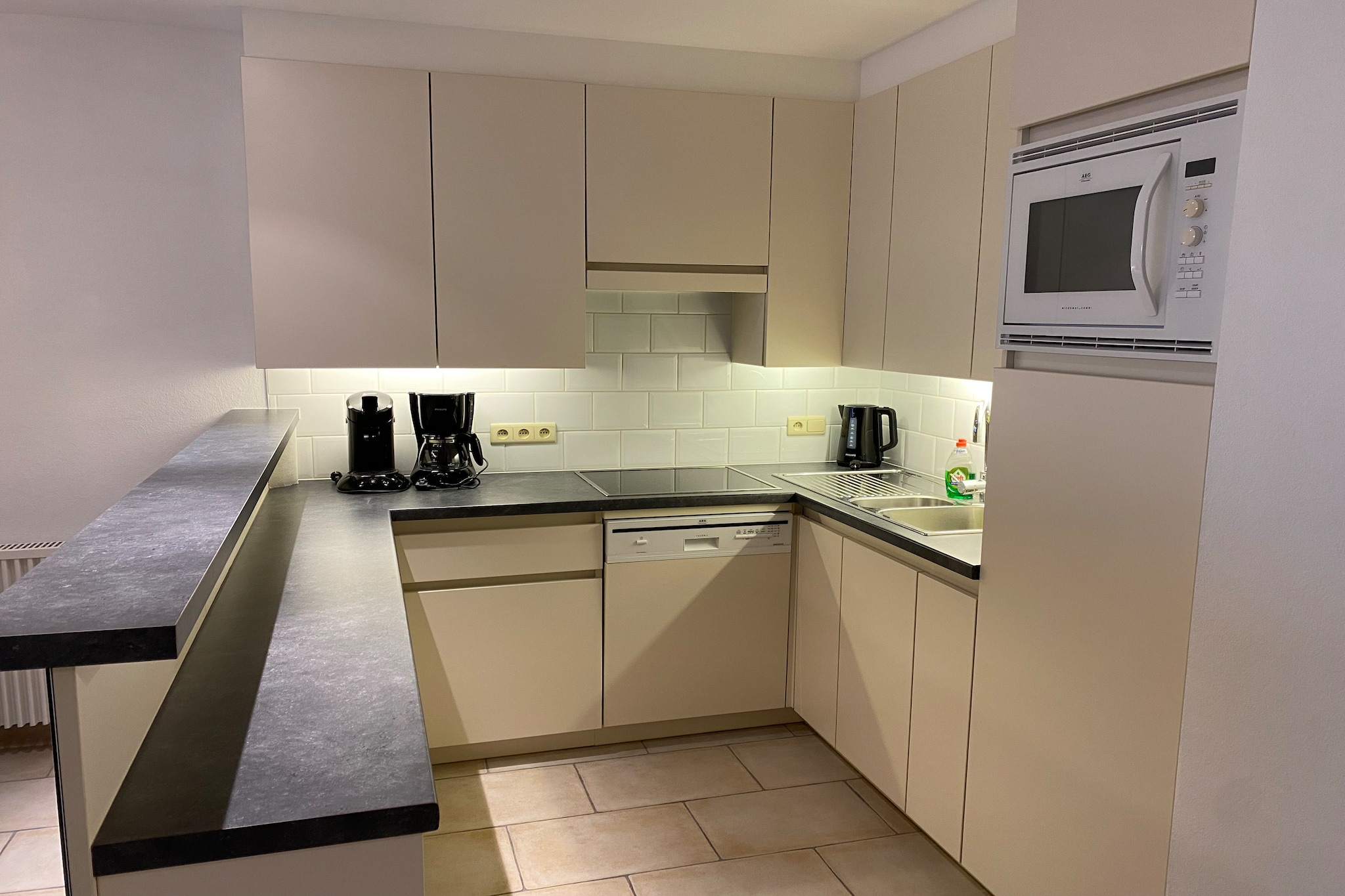 This cozy third-floor apartment offers a serene stay with a beautiful view of the shipping channel. It features one bedroom with a double bed, along with a sleeping corner with a bunk bed, making it ideal for up to four guests. The living room is equipped with digital TV and opens up to a terrace at the front, perfect for enjoying the view. The building is wheelchair accessible and offers Wi-Fi for all your browsing needs. Additionally, there is a general bicycle shed available for guests who prefer cycling.

Conveniently located, the apartment is just 5 km from the Ter Hille Koksijde golf course and 5 km from the Marina Nieuwpoort, making it easy to enjoy outdoor activities. For families, the popular Plopsaland De Panne theme park is just a short drive away, offering fun and excitement. The apartment's location also provides easy access to local markets, restaurants, and cafes, ideal for those wanting to explore the area.

Inside, the open kitchen comes fully equipped with a fridge, combi microwave/oven, dishwasher, kettle, Senseo coffee machine, and a regular coffee maker, allowing you to prepare meals with ease. The bathroom includes a shower and bathtub, as well as a washbasin and a separate toilet. With its comfortable amenities and great location, this apartment offers a fantastic base for a relaxing stay in the region.