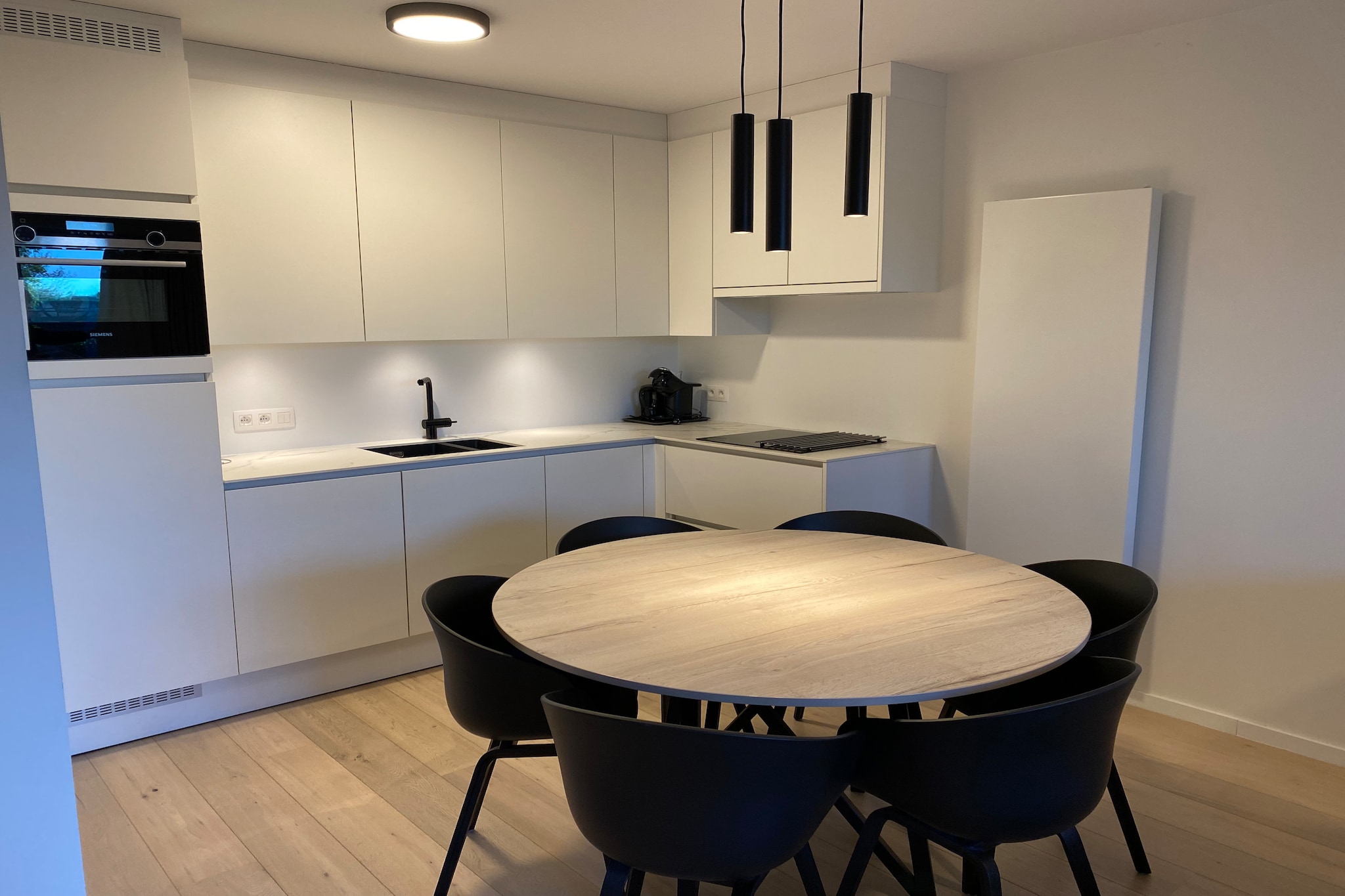 This newly built ground-floor apartment is a perfect choice for families or small groups, offering comfortable accommodations for up to six guests. The apartment features two bedrooms: one with a double bed and the other with two bunk beds. It also includes a spacious living area with digital TV and a large sun terrace, furnished for outdoor relaxation. The apartment is non-pet-friendly and provides modern amenities like Wi-Fi, while the building is wheelchair accessible, ensuring convenience for all guests. Guests can enjoy the underground parking and private bicycle hooks.
The apartment's location offers easy access to a variety of nearby attractions. A beautiful golf course, Ter Hille Koksijde, is just 5 km away, and the lively Marina Nieuwpoort is also a short drive from the property. Families will appreciate the proximity to the Plopsaland De Panne theme park, around 20 km away. For a more local experience, there are cafes, markets, and restaurants in the area, giving you the chance to explore the region’s flavors and culture.
Inside, the open kitchen is well-equipped with an induction hob, fridge with freezer compartment, combi microwave/oven, dishwasher, kettle, and Dolce Gusto coffee machine. The bathroom features both a shower and bathtub, along with a washbasin and a separate toilet. Additional conveniences include paid laundry facilities within the building and a charging point for electric cars. The communal swimming pool, available from May to September, provides a great way to relax during the warmer months.