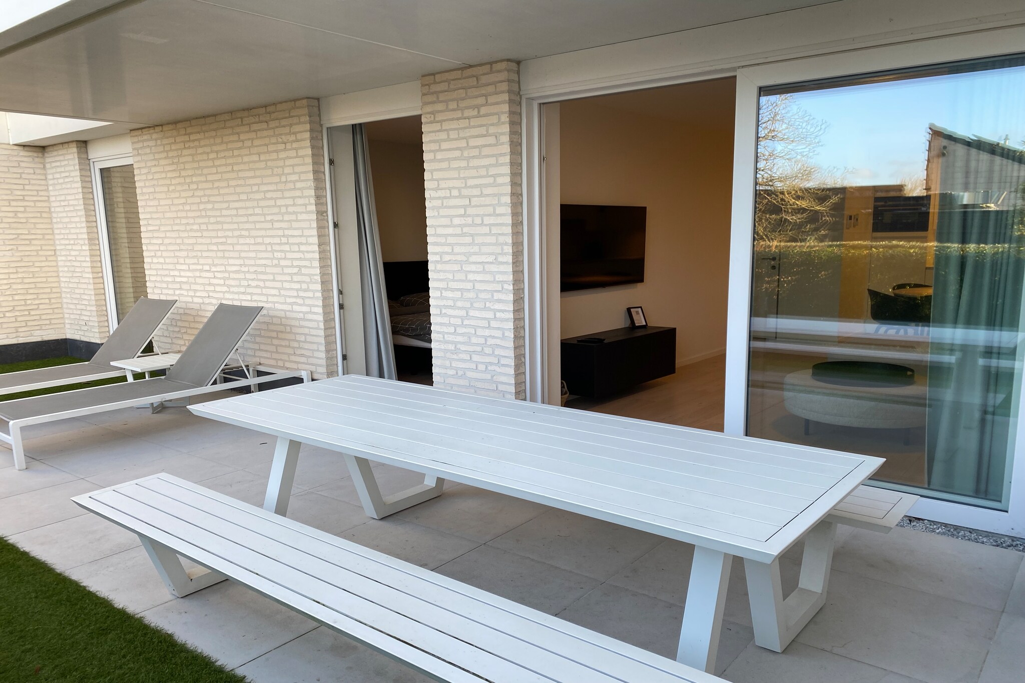 Ground floor: (open kitchen(hob(induction), electric kettle, coffee machine(pads), combination microwave, dishwasher, fridge(+ freezer)), Living/diningroom(TV(digital), dining table, seating area), bedroom(bunk bed(duvet), bunk bed(duvet)), bedroom(double bed(twin duvet, 180 x 190 cm, 180 x 200 cm), TV), bathroom(bathtub with shower, washbasin), toilet(toilet))\n\ngarage(on the same premises), terrace, bicycle storage, garden furniture, parking, swimming pool(shared with other guests, heated, opened from Jun upto and including Sep), Charging post for electric cars