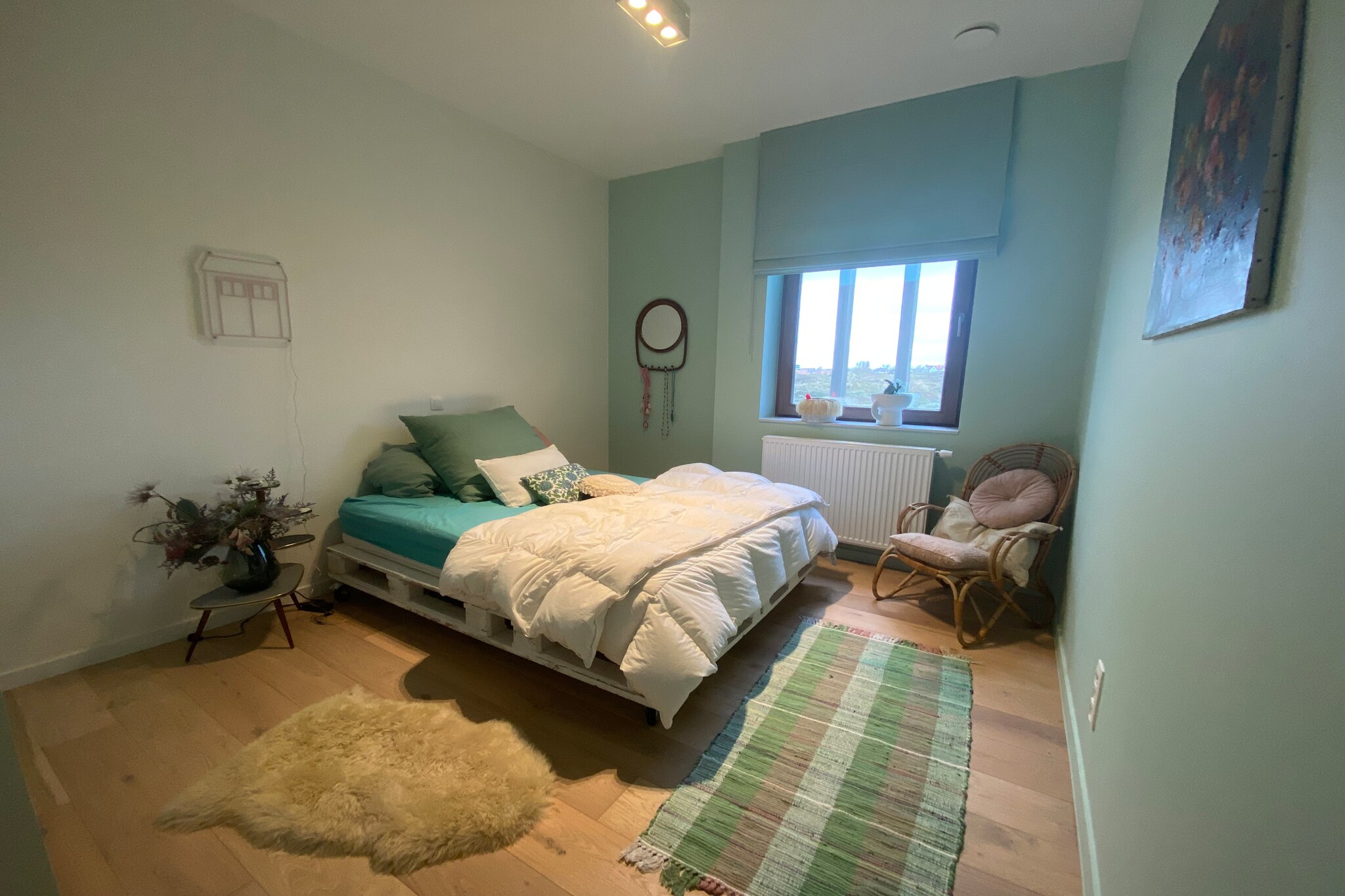 Ground floor: (Living room(TV(digital), dining table, seating area), open kitchen(hob(electric), dishwasher, fridge(+ freezer)), bedroom(double bed(twin duvet, 160 x 200 cm)), bedroom(single bed(duvet), single bed(duvet)), bathroom(washbasin, shower), bathroom(shower, washbasin), toilet(toilet), storage)\n\ngarage(on the same premises), terrace, bicycle storage(shared with other guests), parking, lift, high chair, baby crib(free)