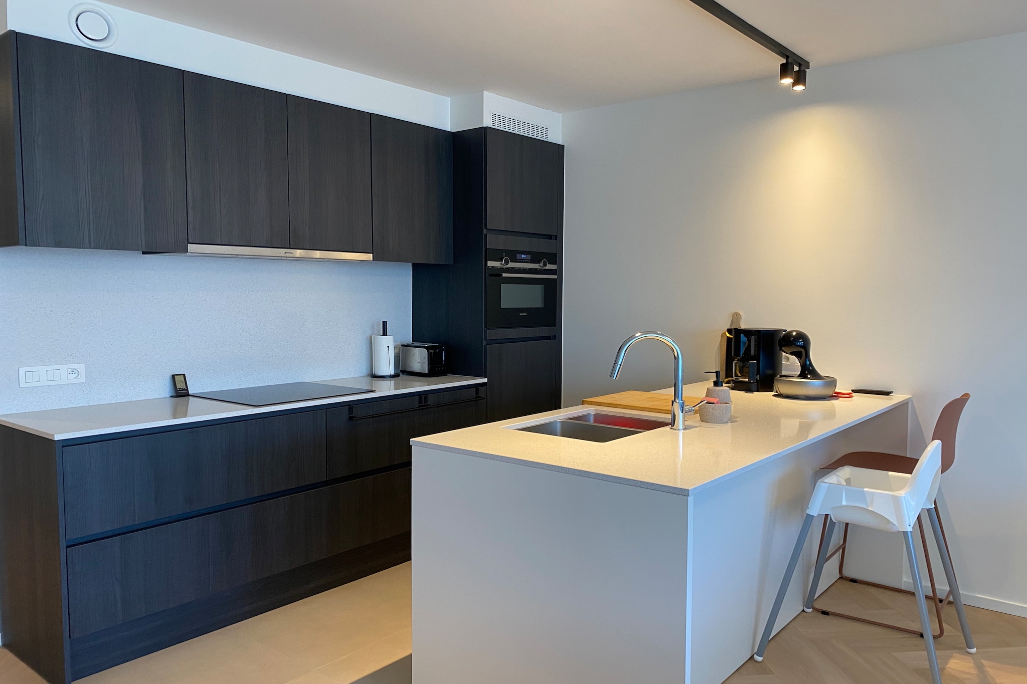 Discover a modern, newly built apartment designed to offer comfort and style for up to four guests. Featuring two cozy bedrooms with 1.60m double beds and warm parquet flooring, this third-floor retreat ensures a serene, pet-free environment. Stay connected with high-speed Wi-Fi and digital TV, and enjoy the convenience of a washing machine and underground parking. The fully equipped open kitchen, complete with an induction hob, Nespresso machine, dishwasher, and combination microwave/oven, makes meal preparation a breeze. Relax on the spacious front terrace with garden furniture or soak up the sun on the rear sun terrace. Perfectly located, the apartment is just 5 km from Ter Hille Koksijde Golf Course, 20 km from Plopsaland theme park, and 5 km from Nieuwpoort Marina. Explore charming local cafÃƒÂ©s, restaurants, and shops nearby or take in the stunning coastal views. With De Panne Train Station 19 km away and Ostend Airport just 16 km, this is your ideal getaway for relaxation and adventure.
